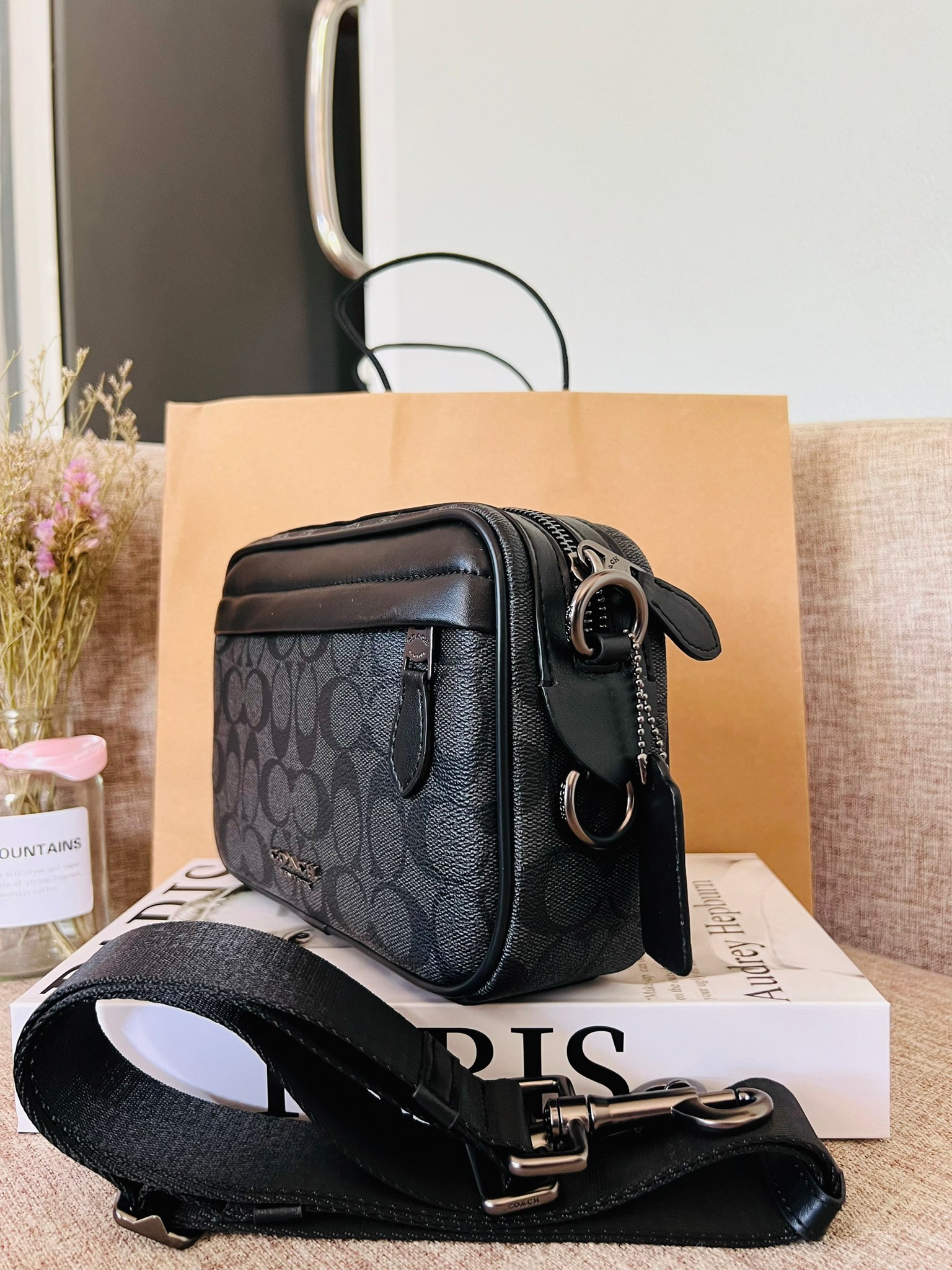 COACH GRAHAM CROSSBODY IN SIGNATURE CANVAS F50715 ผ้าใบเคลือบซิกเนเจอร์พร้อมรายละเอียดหนังลูกวัวที่ผ่านการกลั่น| ภายในกระเป๋ามัลติฟังก์ชั่น| ปิดซิป ซับในผ้า| ด้านนอกมีซิปและกระเป๋าสลิป| สายสะพายถอดได้ 53" สำหรับสะพายไหล่หรือ crossbody