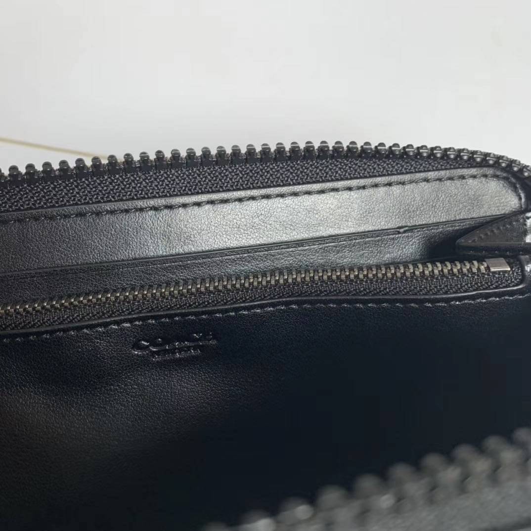 COACH Accordion Zip Wallet in Signature Coated with Leather กระเป๋าสตางค์ใบยาว เปิด-ปิดกระเป๋าด้วยซิปรอบ ด้านในมีช่องใส่บัตร ช่องใส่ธนบัตร และช่องซิปใส่เหรียญค่ะ