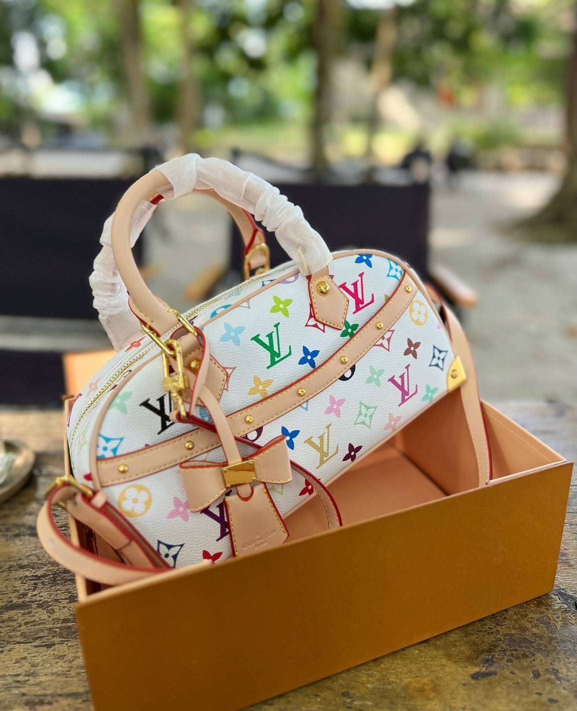 ORI หนังแท้ | LV x TM Handbag East West Murakami ซีซั่นนี้จะเป็นรุ่นไหนไปไม่ได้นอกจากรุ่นใหม่ล่าสุด พิมพ์ลายโมโนแกรมทั้งใบทรงล้ำสมัย หนังแท้นิ่มอย่างดี ประดับด้วยหมุดโลหะสีทองสุดหรูค่ะ