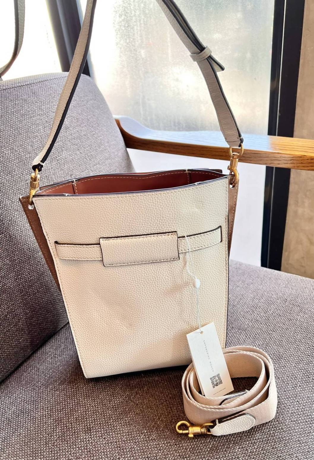 Large TORY BURCH LEE RADZIWILL PEBBIED BAG ((139014)) เป็นรุ่นที่สวย หรู น่าใช้มากๆค่ะ! ลุคหรูดูดีมากๆ กับกระเป๋าสะพายข้างจากTB ใบใหญ่