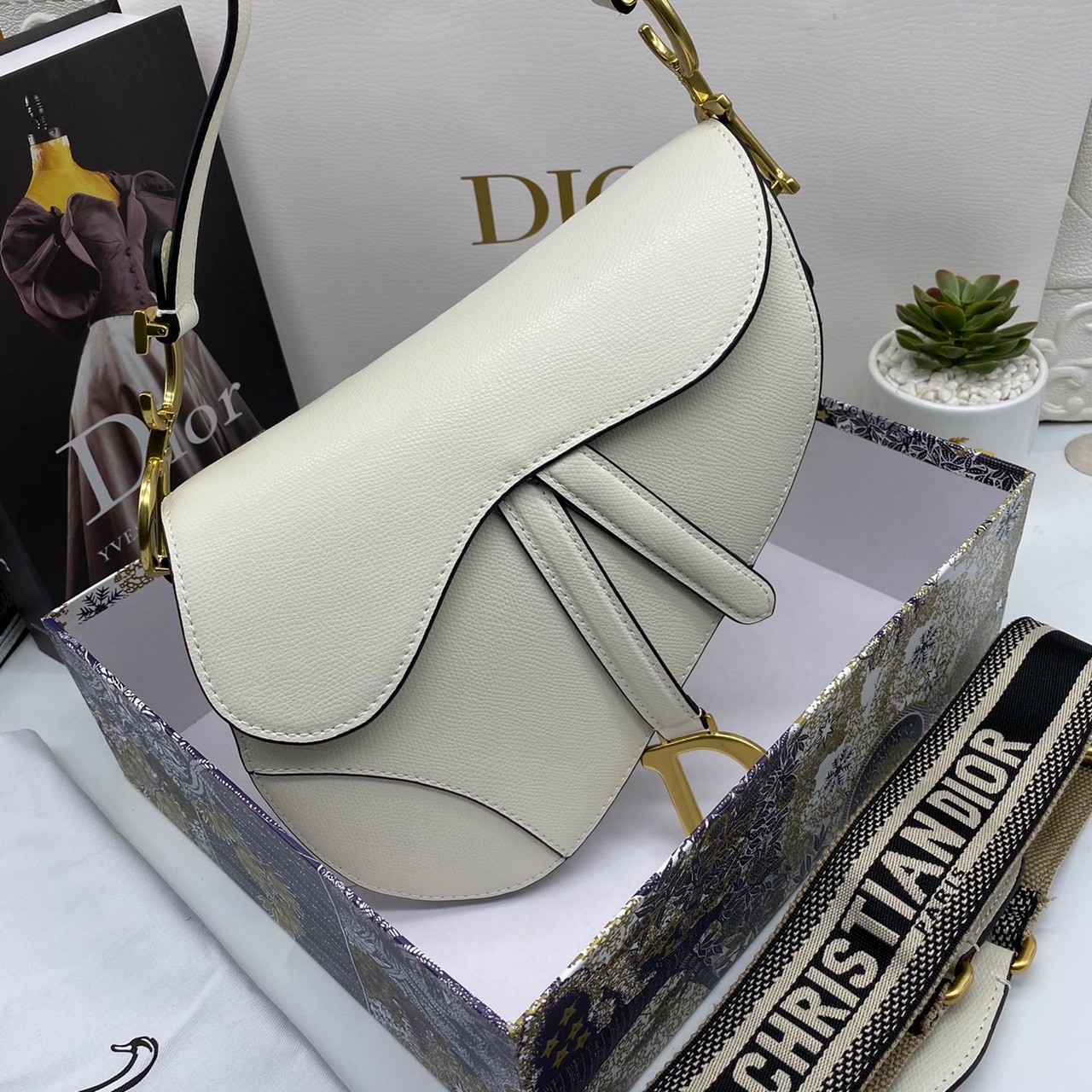 หนังแท้ DIOR SADDLE BAG with strap กระเป๋ารุ่นยอดนิยมตามแบบฉบับแบรนด์ งานออริหนังแท้ทั้งใบ ใช้งานได้ 2 แบบ สะพายยาว CROSSBODY และสายสั้นถือได้เก๋ๆ ลุคนี้คูลสุดๆ เลยค่าา ภาพถ่ายจากสินค้าจริง! สวยมาก พร้อมส่งที่ไทยราคาสุดคุ้ม สาวๆ ห้ามพลาดค่ะ!