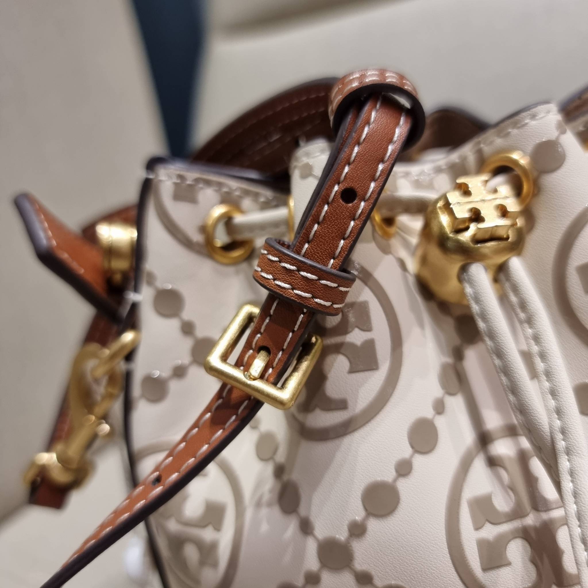 TORY BURCH T MONOGRAM EMBOSSED MINI BUCKET BAG คอลเลคชั่นใหม่ กับกระเป๋าบัคเก็ตทรงยอดนิยม ในไซส์มินิ ดีไซน์ใหม่ล่าสุด สวยลูกคุณหนู หรูหรา!! ด้วยดีเทลผิวลายนูนลวดลายเอกลักษณ์ วัสดุหนังแท้ ปากกระเป๋ารูดเปิด-ปิดได้ มีหูจับในตัว สะดวกใช้ไปอีก และมีสายสะพายข้า