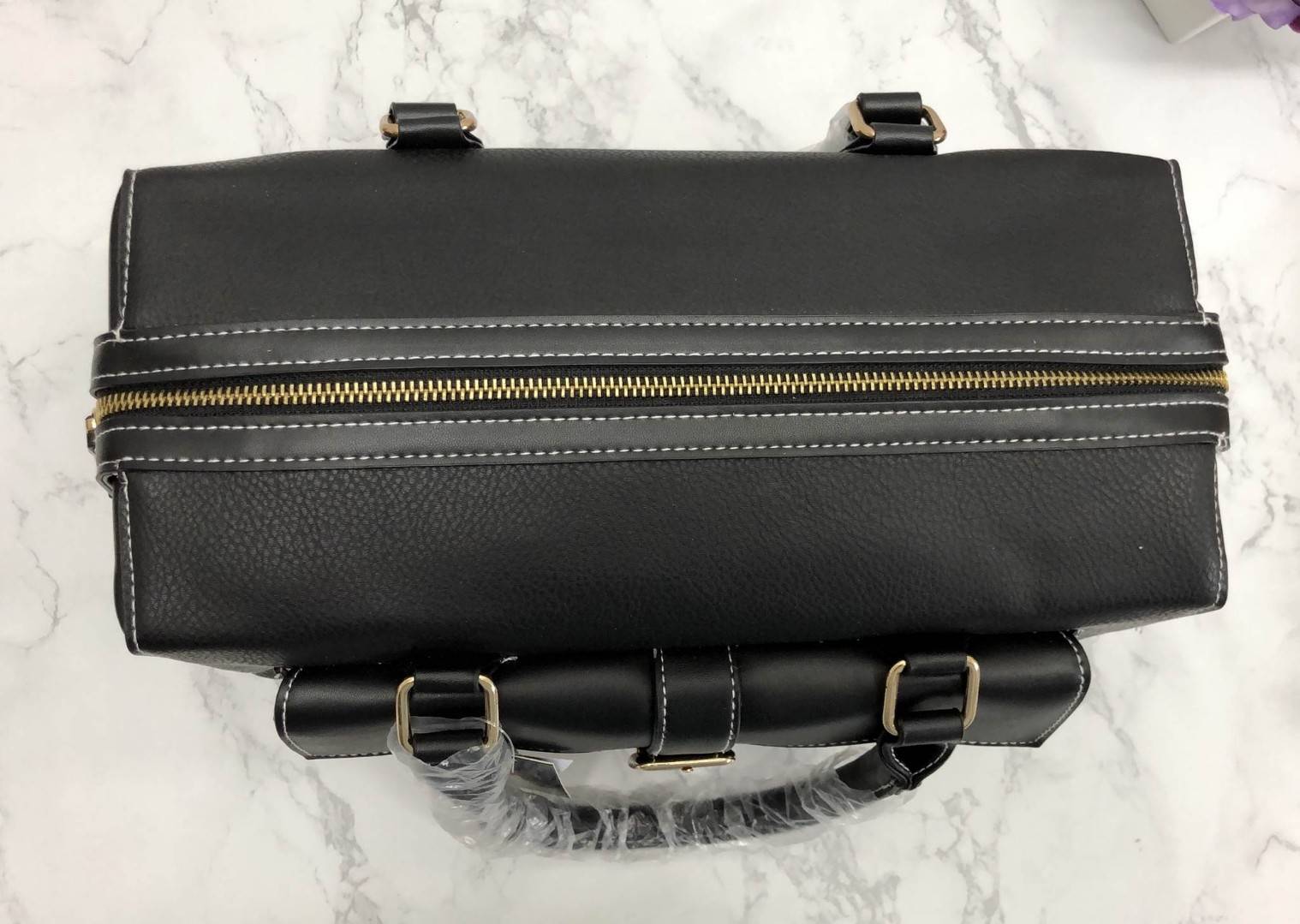 CHRISTIAN SIRIANO BOWLING BAG New arrival ! กระเป๋าถือหรือสะพายข้างได้ วัสดุหนัง pu. คุณภาพดี หนังสวย นำ้หนักเบา ดีไซน์ vintage สุด classic ด้านหน้ามีช่องกระดุม แม่เหล็ก 1 ช่อง เปิดปิดกระเป๋าด้วยซิป ภายในกว้าง และจุ มีช่องซิป และช่องเล็ก มาพร้อมสายสะพายยา