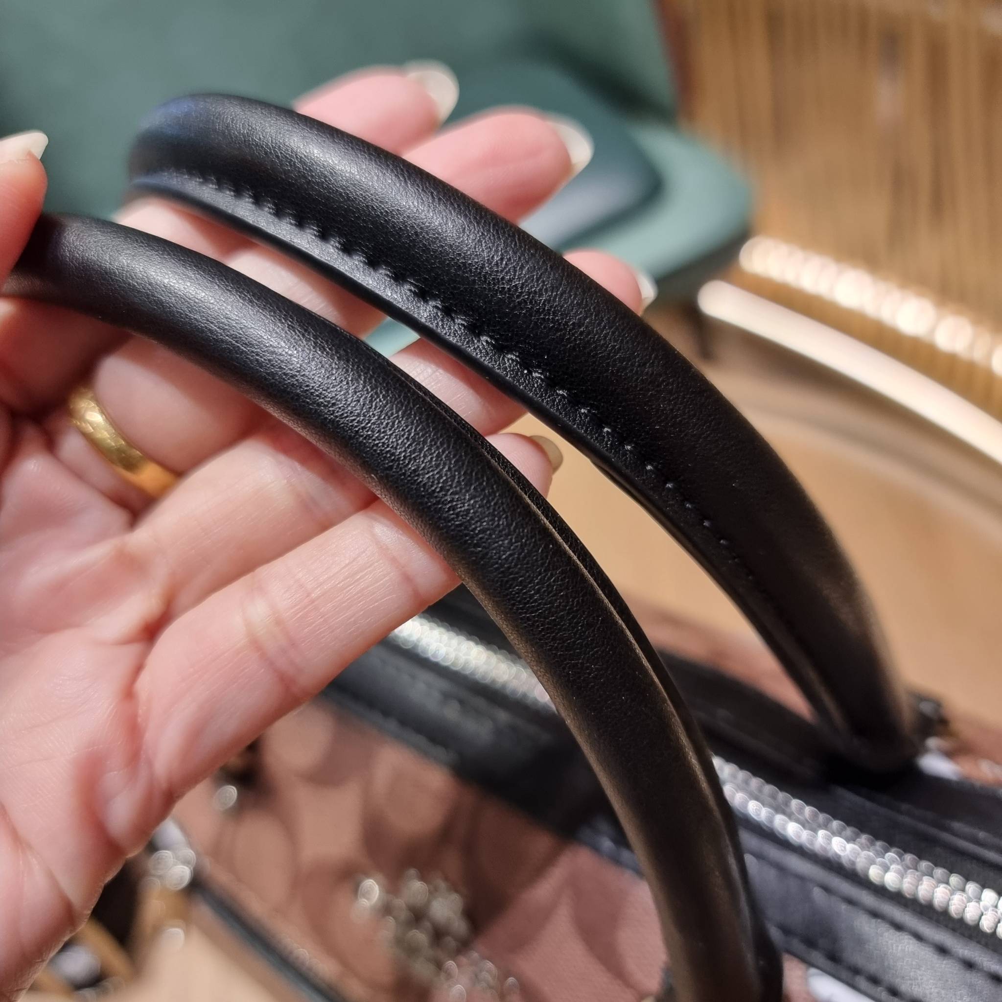 COACH C4118 COACH x PEANUTS ROWAN SATCHEL IN SIGNATURE CANVAS WITH SNOPPY PRINT สนูปพีที่สุดของคอลเลคชั่นแห่งความน่ารัก มาในดีไซน์ของกระเป๋าทรงหมอนยอดฮิต คลาสสิคใช้งานได้ไม่มีเบื่อ รอบนี้มาให้พร้อมสายสะพาย crossbody แบบสปอร์ต ทำให้ใช้งานได้อย่างกระฉับกระเ