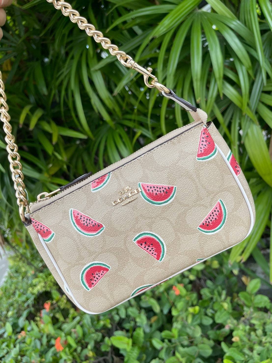 OUTLET 】Coach Signature Top Handle Coach Pouch with Strawberry, Watermelon, Ladybug พร้อมส่งที่ไทย เป็นอีกรุ่นหนึ่งที่ได้รับความนิยมในหมู่สาว ๆ ค่ะ นอกจากราคาจะไม่สูงแล้ว ยังมีรูปทรงที่น่าสนใจอีกด้วย กะทัดรัดแต่ใช้งานง่าย เหมาะกับทุกโอกาส สำหรับกระเป๋าคล้