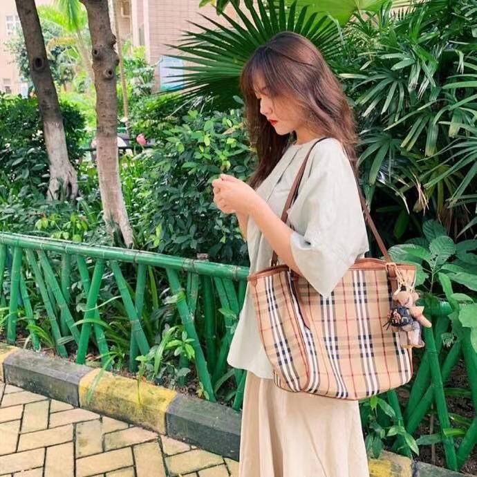 พรีเมี่ยมกิ๊ฟแท้ 100% 】BURBERRY TOTE VINTAGE BAG VIP GIFT WITH PURCHASE (GWP) พรีเมี่ยมกิ๊ฟ Limited Edition จากBURBERRY วัสดุหนังCANVASสลับหนัง เปิดปิดด้วยกระดุมแม่เหล็ก ภายในมีช่องใส่ของโล่งกว้าง