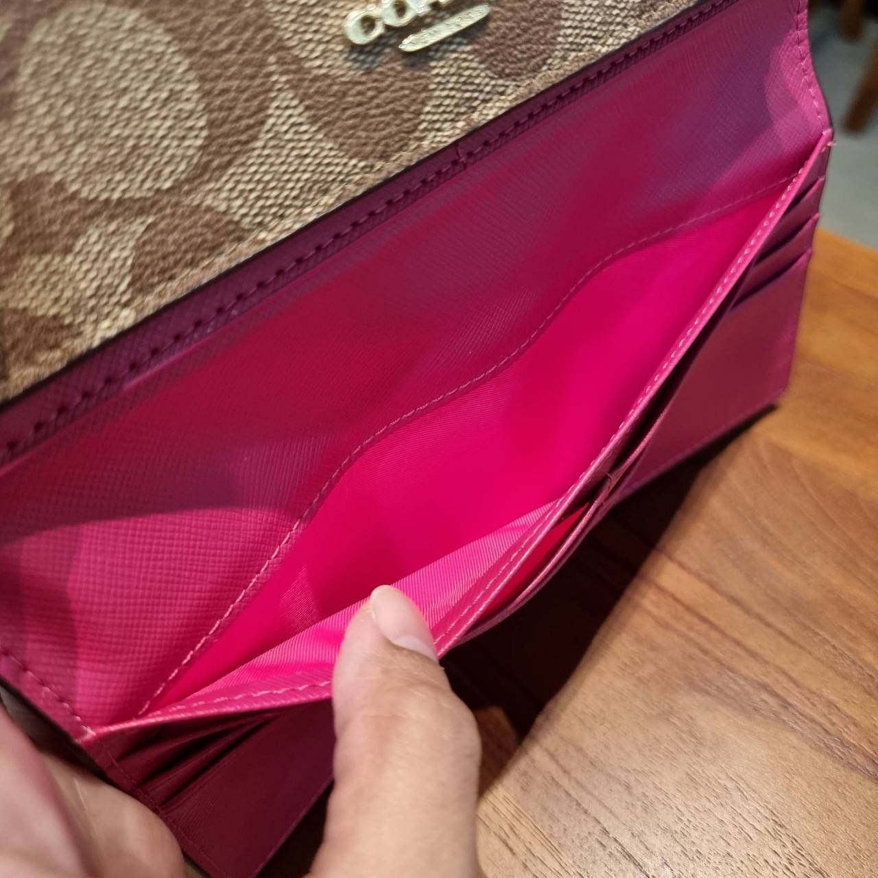 COACH F53763 TRIFOLD WALLET IN SIGNATURE กลับมาแล้วจ้า!! รุ่นขายดี!! 💓 ดีไซน์ใหม่ กระเป๋าสตางค์ใบยาว แถมที่ห้อยใส่บัตรแยกให้ (ถอดออกได้) น่ารักมากๆ ใช้งานง่าย เปิด-ปิดด้วยกระดุม ภายในใส่ธนบัตร ใส่บัตรได้เยอะ ใส่มือถือได้ไปอีก!! จุใจสุดๆ บอกเลยว่าใ