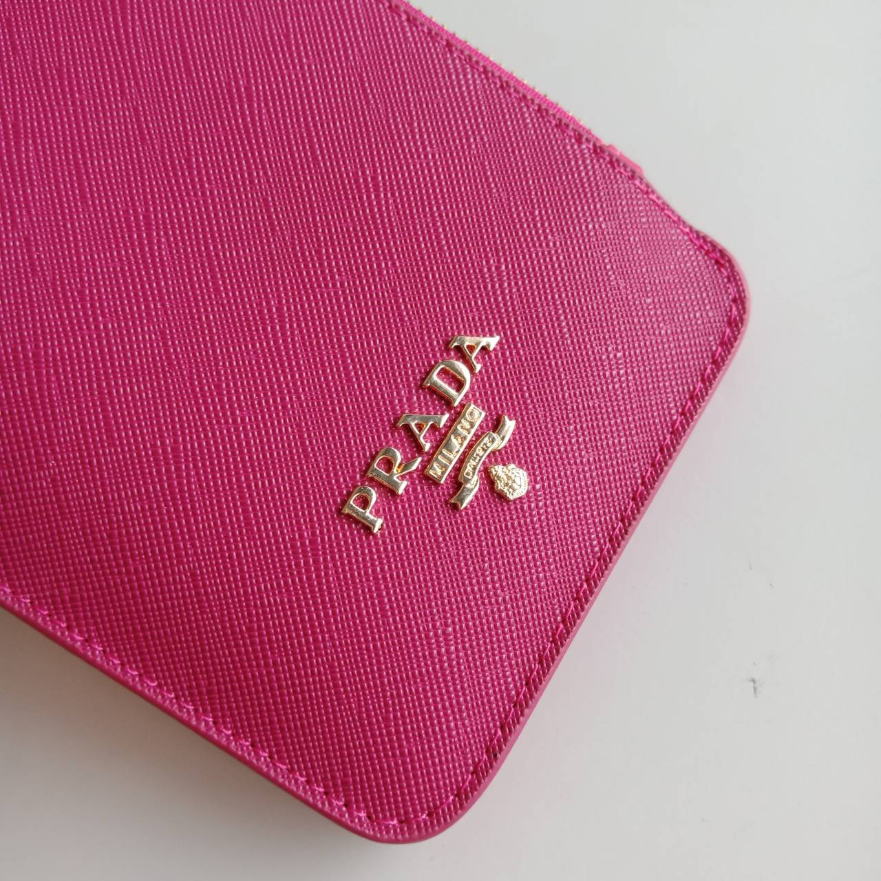 Best Seller รุ่นขายดีเว่อร์วัง♡♡ **สำหรับคนชอบใส่บัตรเยอะ แนะนำรุ่นนี้คะ งานพรีเมี่ยมกิ้ฟท์จากเค้าเตอร์ต่างประเทศ กลับมาพร้อมส่งครบสี อีกครั้งค่า กระเป๋าสตางค์ทรงสวย สะดุดตา หนังสัมผัส Safiano จากแบรนด์ PRADA มีช่องใส่นามบัตรมากถึง 16 ช่อง ด