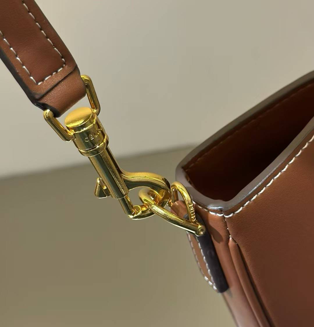 ORI หนังแท้ | CELINE CAMILLE 16 SOFT BAG IN SMOOTH กระเป๋าทรงโฮโบที่ตัวแม่ตัวมัมใช้กันเยอะสุดๆ ด้วยรูปทรงยอดนิยม สะดวกใช้ด้วยอะไหล่บิดล็อค สีทองสวยโดดเด่น