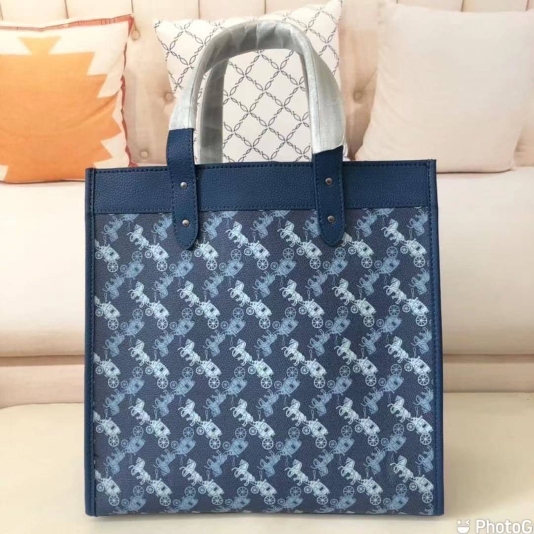 OUTLET 】Coach Field Tote With Horse And Carriage Print พร้อมส่งที่ไทย 89143 Blue True Blue Field Tote