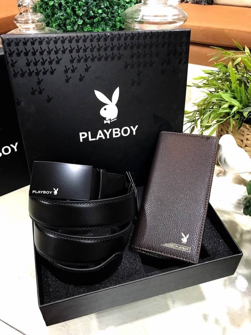 PLAYBOY LEATHER BELT & LONG WALLET VALUE PACK Limited Edition จาก Playboy เซทนี้สุดคุ้มค่ะได้ทั้งเข็มขัดและกระเป๋าสตางค์ใบยาวแบบใส่มือถือได้ มีช่องใส่รูป ช่องใส่บัตร ช่องใส่ธนบัตร แบงก์พัน ช่องซิปใส่เหรียญ แยกเป็นสัดส่วน พร้อมกล่องแบรนด์สามารถมอบเป็นของขว