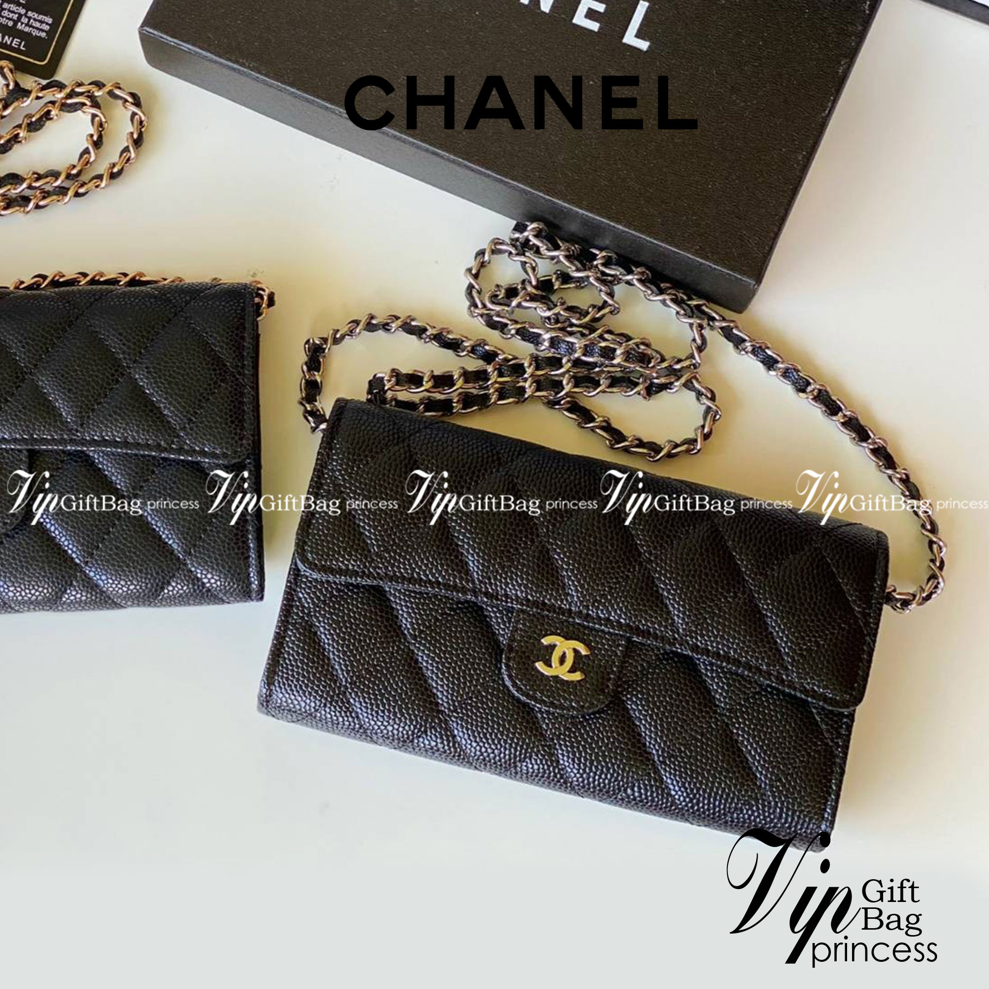 หนังแท้ CHANEL WALLET WITCH CHAIN พร้อมส่งที่ไทย ภาพสินค้าถ่ายจากงานขายจริง ใช้งานต่างประเทศได้ รุ่นยอดนิยมไอเท็มฮิตวัสดุหนังคาเวียร์สวยคลาสสิคเปิดปิดด้วยฝาปิดกระดุมด้านหน้ามีโลโก้แบรนด์อะไหล่สวยหรูดูดีมาพร้อมสายโซ่อะไหล่เงินและทอง ร้อยหนังจะสะพายไหล่ หรื
