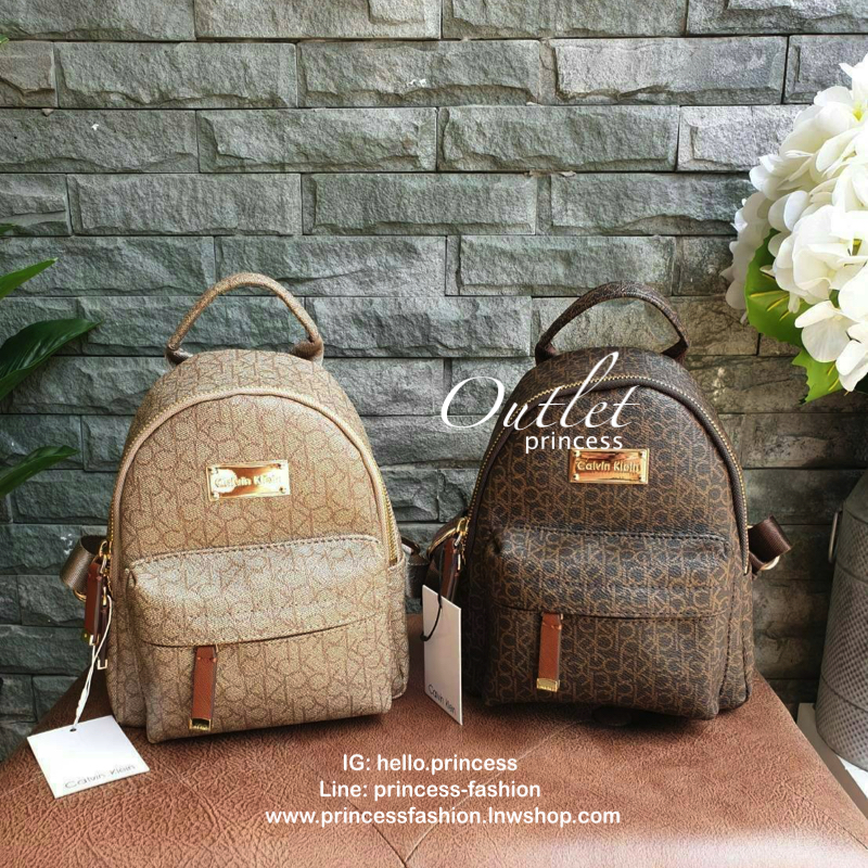 Calvin Klein Monogram mini backpack กระเป๋าสะพายเป้รุ่นใหม่ชนช้อป รุ่นยอดนิยม วัสดุ Saffiano PVC คุณภาพดี นิ่ม น้ำหนักเบา ด้านหน้าประดับด้วยโลโก้แบรนด์สุดหรู กระเป๋าโลโก้แบรนด์รอบใบ เปิดปิดกระเป๋าด้วยซิปสะดวกใช้ ที่จับหัวซิปปั้มแบรนด์ มีช่องซิปด้านหน้ากระ