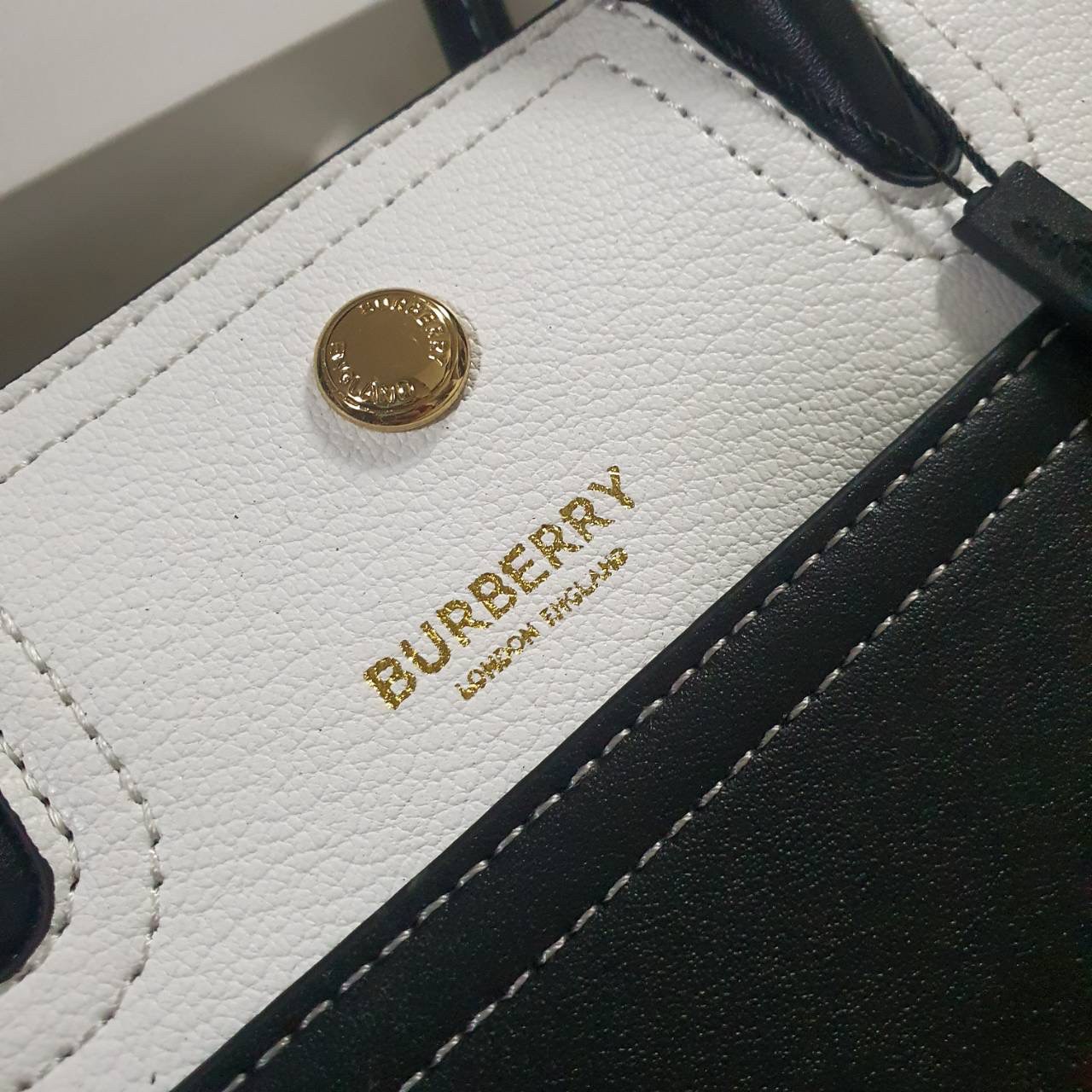 Burberry Small Leather Two-handle Title Bag In Black BURBERRY FRAGRANCES CROSSBODY BAG VIP GIFT WITH PURCHASE (GWP) พรีเมี่ยมกิ๊ฟ Limited Edition จาก BURBERRY PERFUME วัสดุ Geniune Leather ทรงเหลี่ยม TwoTone ดีไซน์สวยอยู่ทรง ด้านหน้ามีช่องใส่ของ ภายในโล่ง