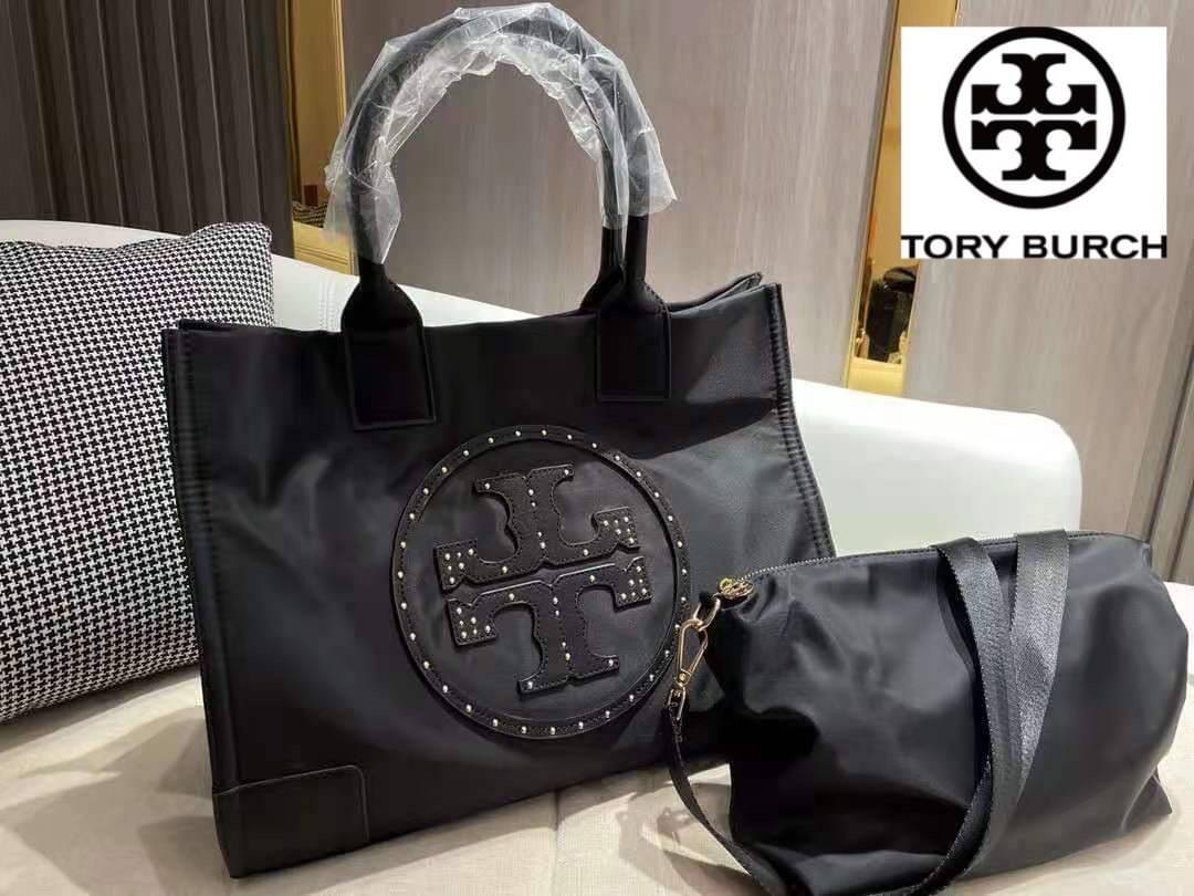 TORY BURCH ELLA TOTE BAG *BUY1GET1 สวยคุ้มในราคาสบายกระเป๋า‼️ กระเป๋าทรง SHOPPING วัสดุ NYLON ทั้งใบตัดด้วยหนัง SAFFIANO ดำ ตกแต่งด้วยหมุดรอบโลโก้แบรนด์ ด้านในบุผ้าปั้มแบรนด์ เปิดปิดด้วยกระดุมแม่เหล็ก ช่องกว้างหลักหนึ่งช่องและช่องซิปอีกช่อง พร้อมช่องใส่ขอ