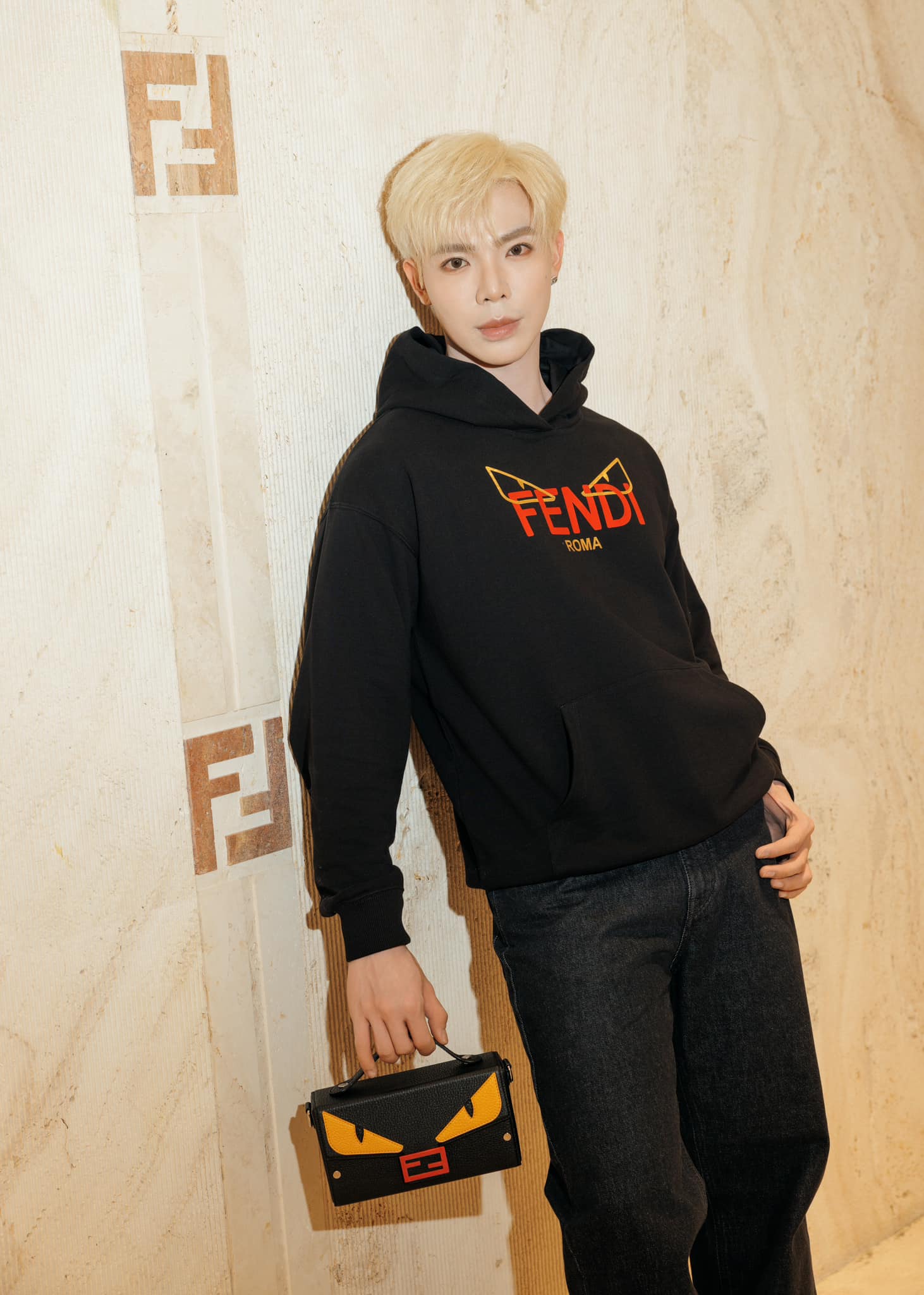 FENDI Baguette Soft Trunk Bag กระเป๋าสะพายทรงกล่อง ไอเท็มสุดเท่ ผสมผสานความทันสมัย รูปทรงกล่องสัดส่วนสวยลงตัว โดดเด่นชวนมอง