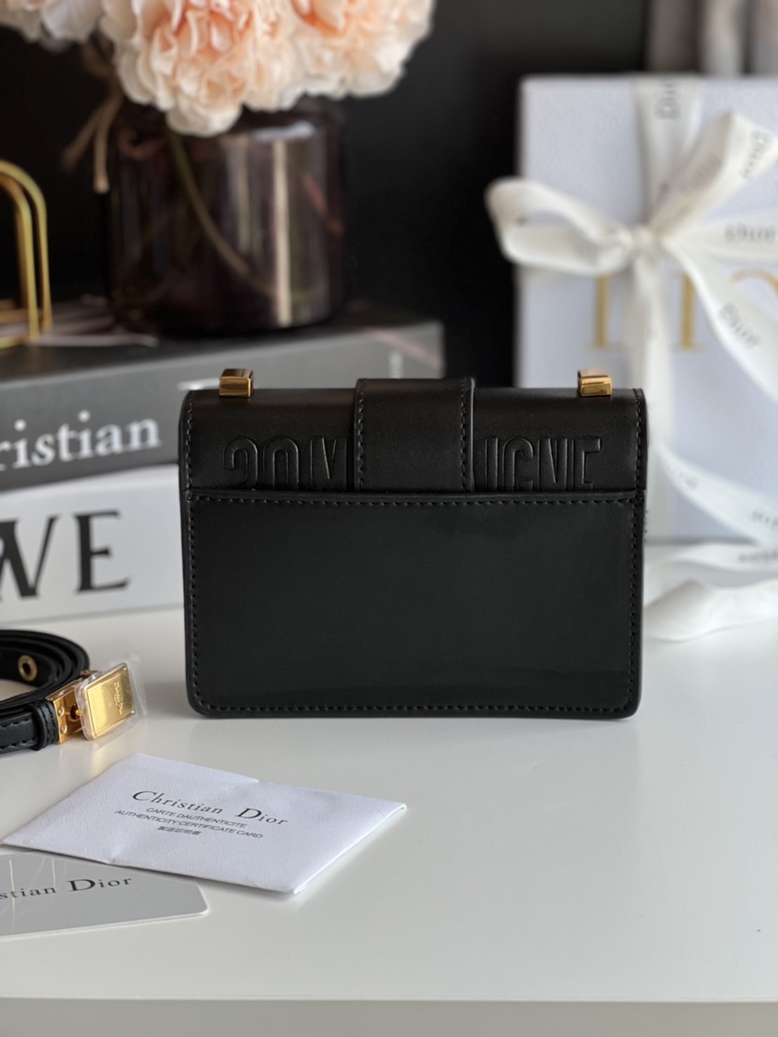 หนังแท้ DIOR Micro 30 Montaigne Bag พร้อมส่งที่ไทย เกรดเทพออริจินอลหนังแท้ สวยมากค่ะ ภาพสินค้าถ่ายจากงานขายจริง ใช้งานต่างประเทศได้ สายสะพายหนังยาวถอดได้ปรับระดับได้ จะสะพายไหล่หรือ CROSSBODY ก็ดูดีลุ๊คนี้คุณหนูมากค่ะ ไอเท็มนี้แนะนำไม่มีเอ้าท์ค่ะ ภาพถ่ายส