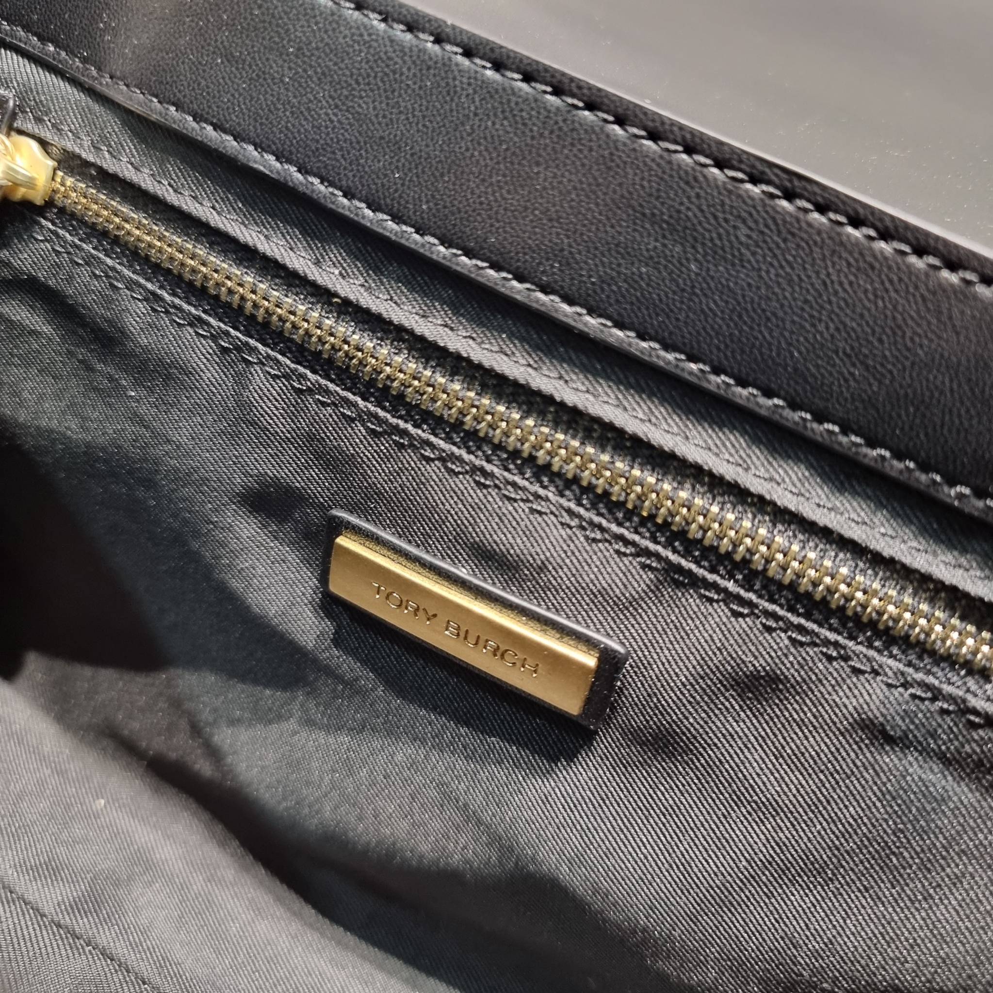 TORY BURCH FLEMING SOFT CONVERTIBLE SHOULDER BAG รุ่นหายาก กับดีไซน์ใหม่ล่าสุด มาพร้อมเสิร์ฟความสวยถึงบ้านไปเลย กับกระเป๋าสะพายไหล่ขนาดกำลังสวย หนังแท้นิ่มเต็มใบ สัมผัสสบายมือ