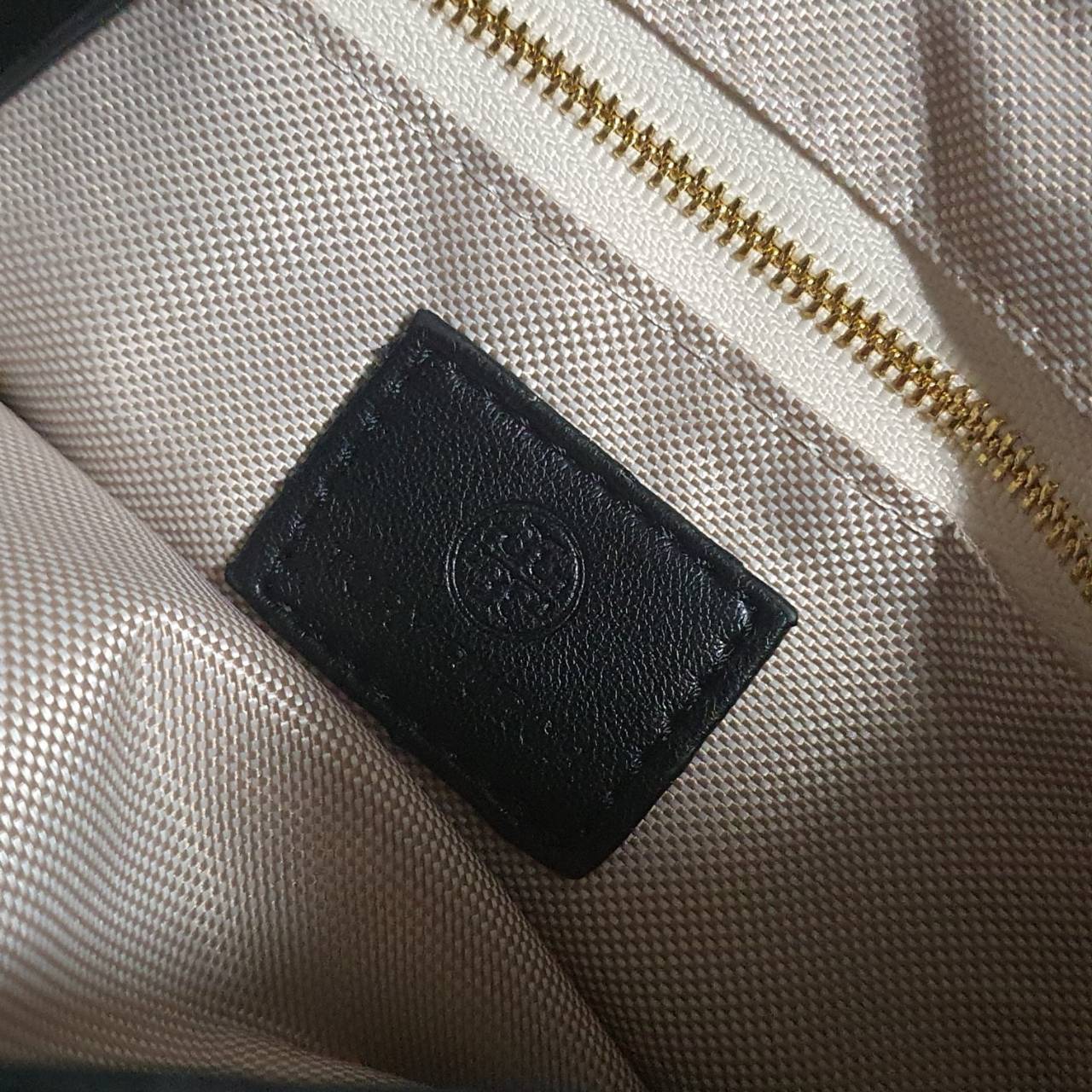 Tory Burch Kira chevron tote bag กระเป๋าทรง Tote สุดหรู ใบใหญ่ จุของได้เพียบ! วัสดุหนังแท้(Geniune Leather) หนังนิ่ม นุ่มมือมากกก มาพร้อมสายสะพายไหล่ต่อโซ่สลับหนัง อะไหล่ทองทั้งใบ ด้านข้างมีกระเป๋าเพิ่มทรงได้ ด้านในเปิดปิดด้วยกระดุมแม่เหล็ก มีช่องแบ่งใส่ข