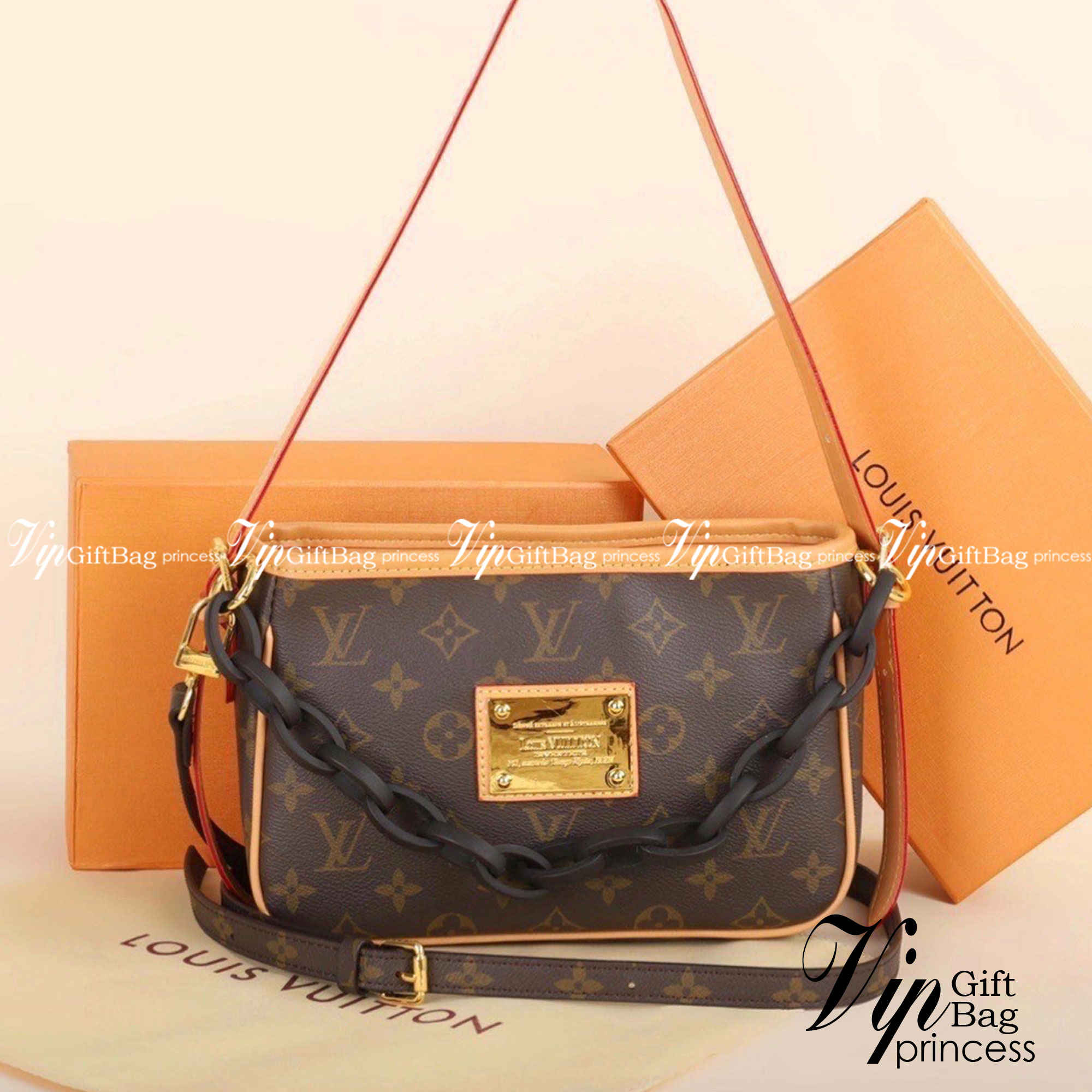 LV CROSSBODY BAG / LV POCHETTE Bag รุ่นใหม่ล่าสุด กระเป๋าสะพายงานหรูหราและมีสไตล์ สวยปังมั้ยไหว ใบจริงสวยมากกกก ได้สวยก่อนใคร ต้องจัดแล้วจ้าคอลเลคชั่นใหม่ล่าสุด ดีไซน์ไซส์กะทัดรัด เหมาะกับการเก็บของสำคัญของสาวๆ ได้อย่างมั่นใจ สะพายได้แบบคล่องตัว ทรงสวย ให