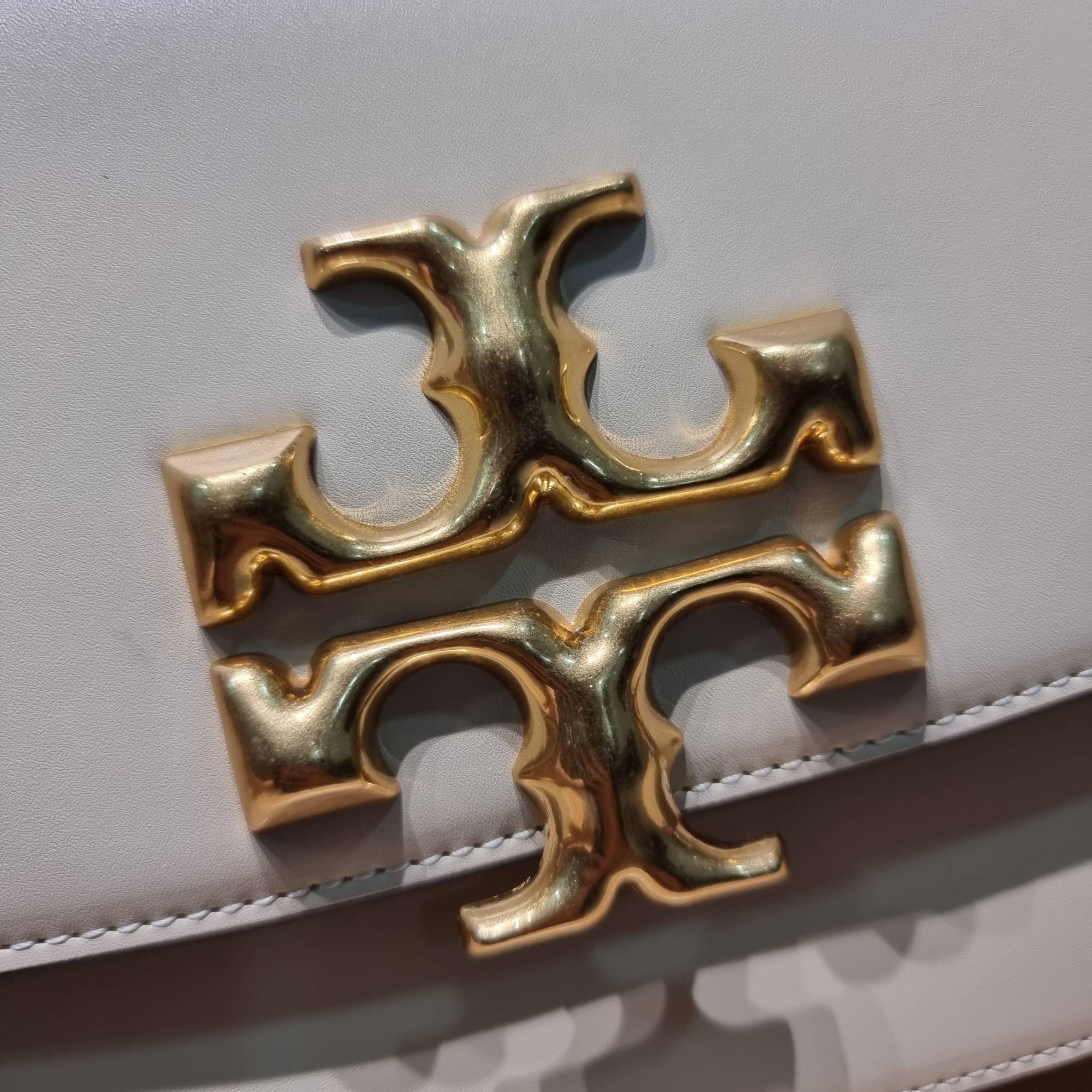 Tory Burch Bag / TORY BURCH ELEANOR CONVERTIBLE SHOULDER BAG รุ่นยอดนิยม กับไซส์ใหม่ ใหญ่จุคุ้ม! กระเป๋าสะพายข้าง ดีไซน์อยู่ทรง เรียบหรู! ผู้ดีกว่าใคร เปิด-ปิดด้วยแถบแม่เหล็ก