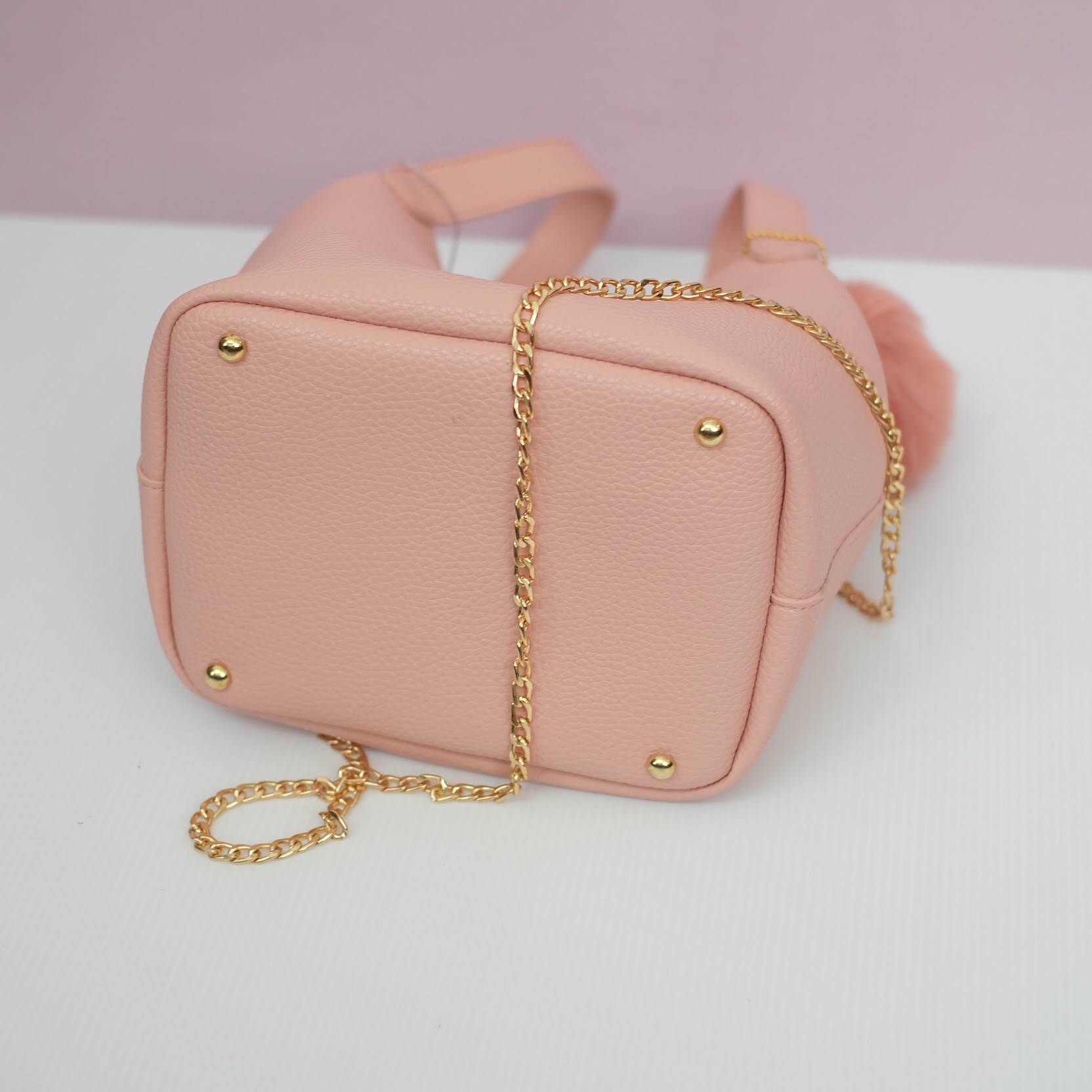 รุ่นใหม่ล่าสุดจาก แบรนด์ Berke สวย หรู เวอร์วัง อีกแล้วค่า กับกระเป๋า 2 in 1 ปรับเก็บทรง ได้ถึง 2 แบบ มาพร้อมพวงกุญแจ ปอมปอม ฟรุ้งฟริ้ง น่ารักมาก คะ ตัวกระเป๋าเป็นหนัง PU อย่างดี เนื้อนิ่ม สามารถสะพายได้หลายรูปแบบ มีสายยาวให้คะ ใบนี้บอกเลย สวย คุ้มเกินราค