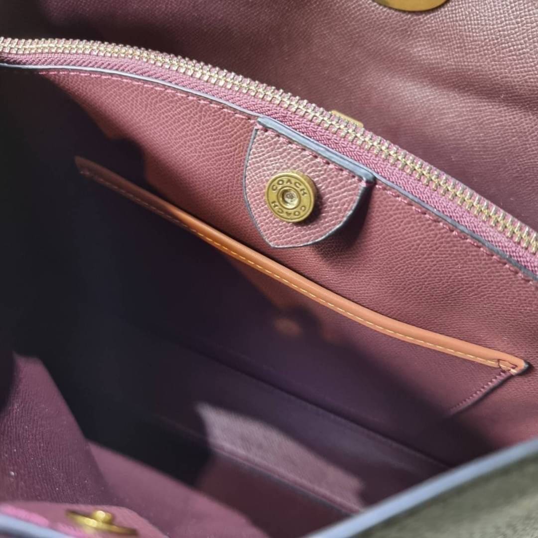 COACH WILLOW SHOULDER BAG ((C2745//C2590//C2621)) พร้อมส่งที่ไทย รุ่นแนะนำค่ะ🔥🔥 🔺กระเป๋าหิ้ว//คล้องไหล่//สะพายข้าง สุดคุ้ม! หนังแท้ชั้นดี ได้ไปหลงรักแน่นอนค่ะ หนังสวยมากๆ😘 🔺ตัวกระเป๋าแบ่งเป็นสองช่องหลัก ด้านนึงเป็นแ