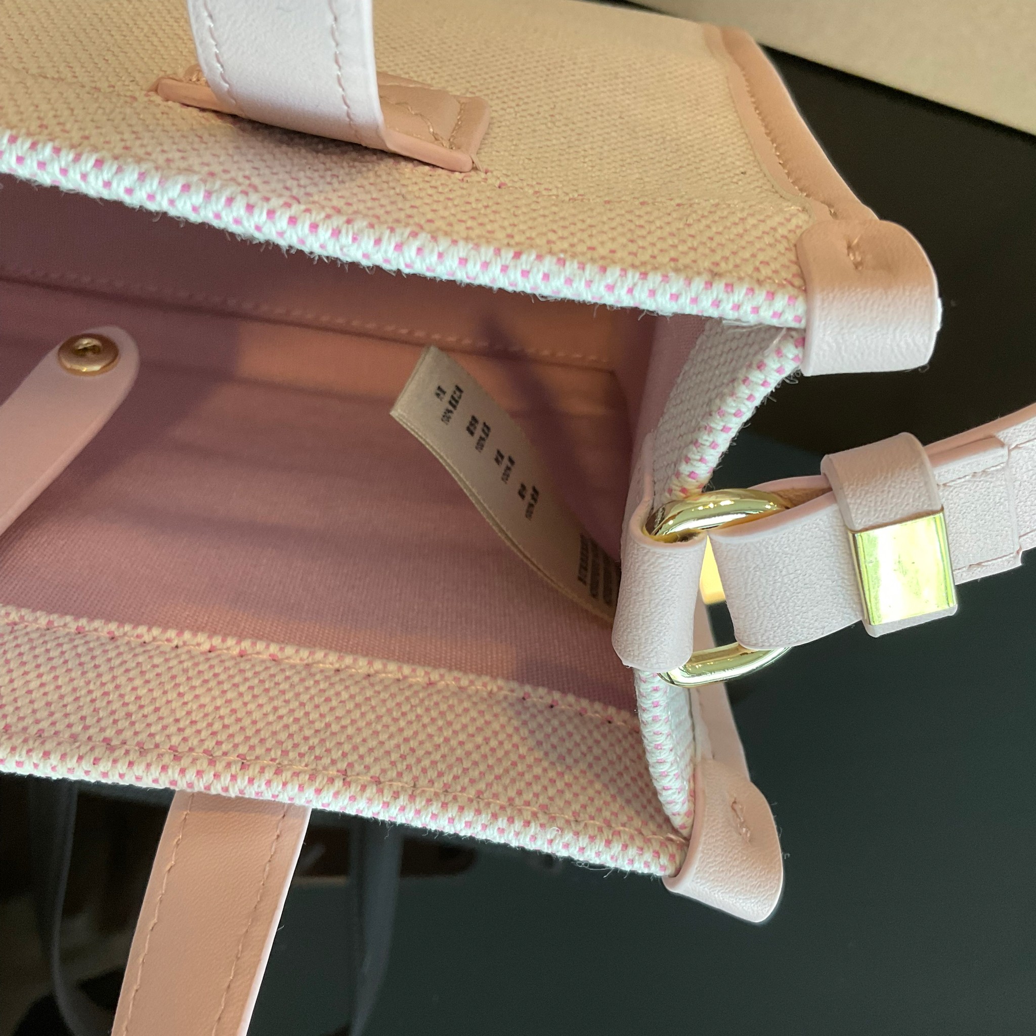 BURBERRY Mini Freya Tote in Bright Red/dusky Pink / BURBERRY FRAGRANCES MINI TOTE BAG ตัวกระเป๋าเป็นผ้าตัดหนัง Lambskin นิ่มสวยหรูดูดี สีสันพาสเทล💖🐻 **น่ารักมากๆ มีช่องกระเป๋าหน้าเล็กให้1ช่อง ภายในช่องหลักโล่งกว้าง