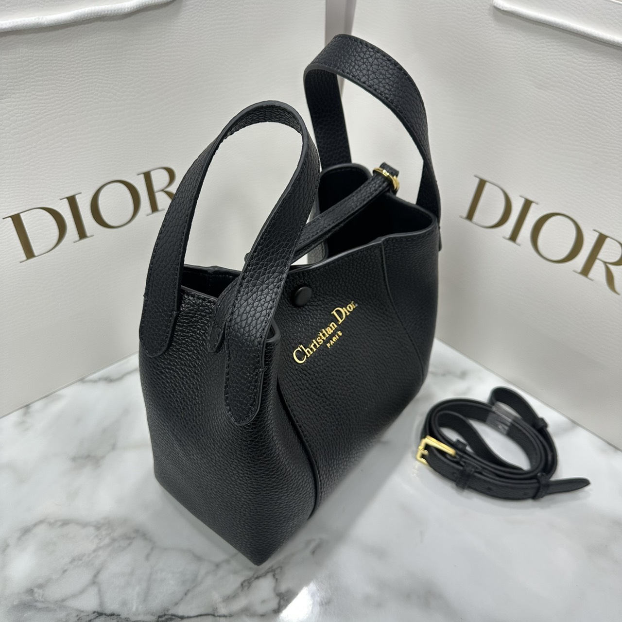 ORI หนังแท้ | DIOR Small Signature Bucket Bag / Dior bucket bag กระเป๋าทรงบัคเกตรุ่นใหม่ล่าสุด มาพร้อมกับการออกแบบที่โดดเด่น และสง่างาม เรียบหรูดูแพง มีรายละเอียดสุดวิจิตร