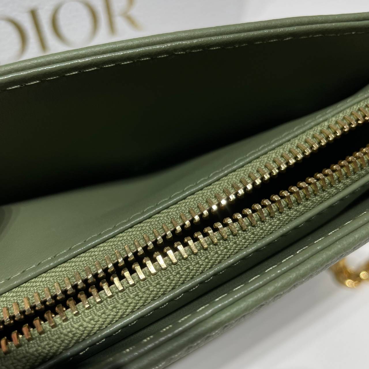 Caro Every Dior Pouch / Dior Clutch Bag Cloud Supple Cannage Leather กระเป๋าทรงคลัชพอช หนังแท้ ทรงเสนห์ผสมผสานดีไซน์ทันสมัยและใช้งานง่ายได้จริงหลายโอกาส เกรดท็อปออริ เทียบแท้ 1:1 ใช้งานต่างประเทศ