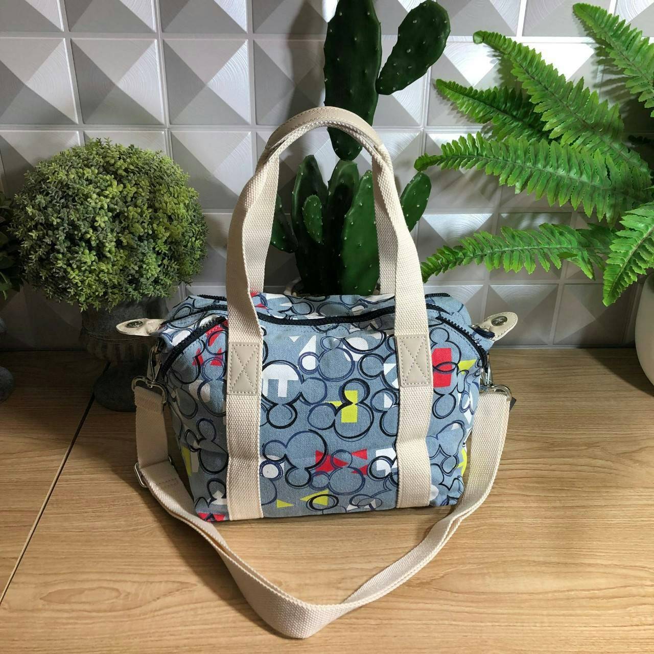 Kipling D ART MINI Collection Mickey กระเป๋าถืออเนกประสงค์ Art Mini จาก KIPLING ขนาดเล็กมีน้ำหนักเบา และช่องกระเป๋ากว้าง สะดวกในทุกการพกพาไปพร้อมคุณ มีมุมด้านข้างสามารถปรับได้ให้เข้ากับการใช้งานของคุณ โดยการรูดซิปลงเพื่อให้เป็นกระเป็นกระเป๋าสะพายดีไซน์เก๋