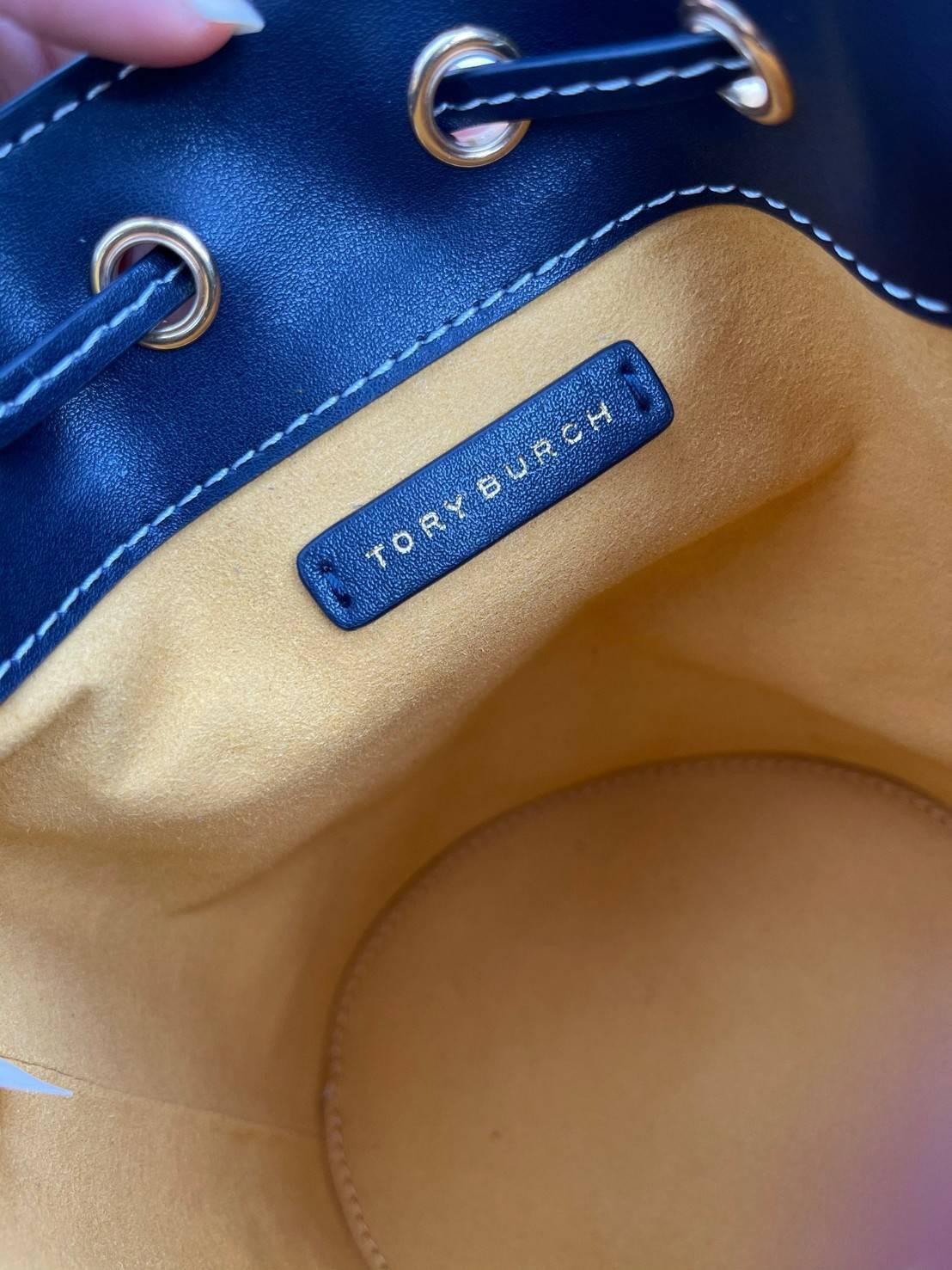 ของแท้ 💯% Mini Tory Burch T Monogram jacquard mini bucket bag เปิดตัวกระเป๋า T MONOGRAM รุ่นใหม่ล่าสุดจาก TORY BURCH ครั้งแรกกับโมโนแกรม ขนาดมินิ ที่ได้รับแรงบันดาลใจมาจากโลโก้สุดคลาสสิก