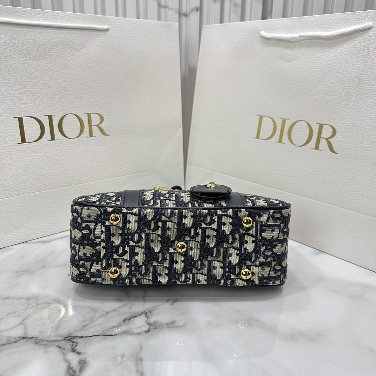 DIOR D-Vibe Bowling Bag Oblique jacquard fabric in blue กระเป๋าทรงหมอน ทรงโบว์ลิ่งทันสมัยและปราดเปรียว ใช้งานง่ายจุของได้เยอะ สวยงามเป็นเอกลักษณ์ เกรดท็อปไฮเอน 1:1 ใช้งานต่างประเทศได้