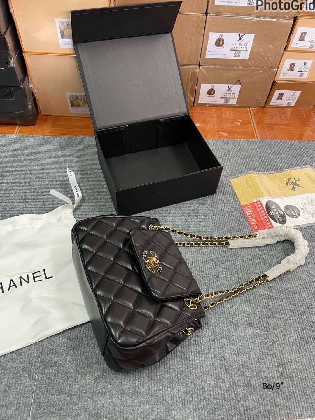 Chanel Flap Bag On Chain กระเป๋าสะพายสีดำคลาสสิก มาพร้อมสายโซ่สีทองสลับหนัง ใบขนาดกำลังสวย ใช้ถือออกงานคือปังมากกก รีบคว้าด่วนค่ะ!!