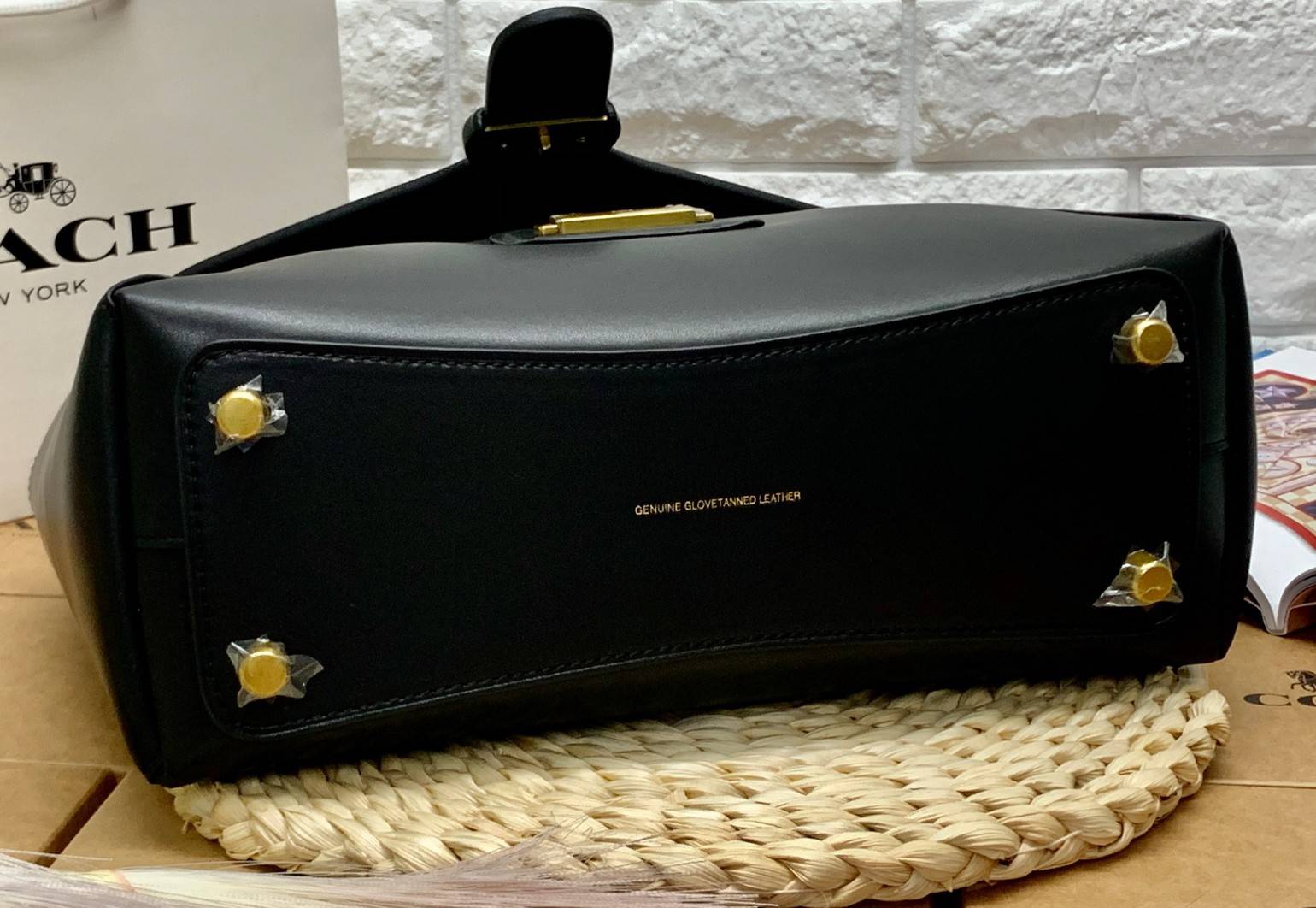 COACH COURIER CARRYALL 23 IN COLORBLOCK SIGNATURE CANVAS พร้อมส่ง 7 แบบ พร้อมส่ง ลุคดูไฮสุดๆค่ะ! กระเป๋าสะพายหนังหรูหราและคลาสสิค หนังแท้ชั้นดีที่สุด น้ำหนักเบา หนังสวยมากก สัมผัสแล้วหลงรักแน่นอนจ้าา😘