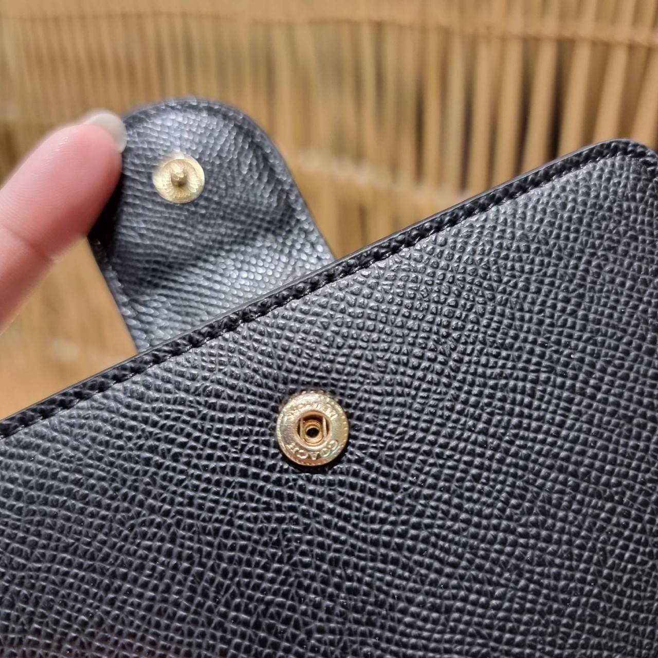 COACH 6390 MEDIUM CORNER ZIP WALLET เดอะเบสท์รุ่นที่สาวๆตามหา!! ดีไซน์ใหม่ สวยสะกด!! กระเป๋าสตางค์ใบกลาง สีคลาสสิค เรียบแต่แฝงความหรู บอกเลยว่ามันละมุนมาก!! ด้วยวัสดุหนัง crossgrain ที่ดูแลรักษาง่าย และยังดูผู้ดี ถือใช้แล้วขับผิวทุกสี ภายในมีช่องใส่บัตรแล