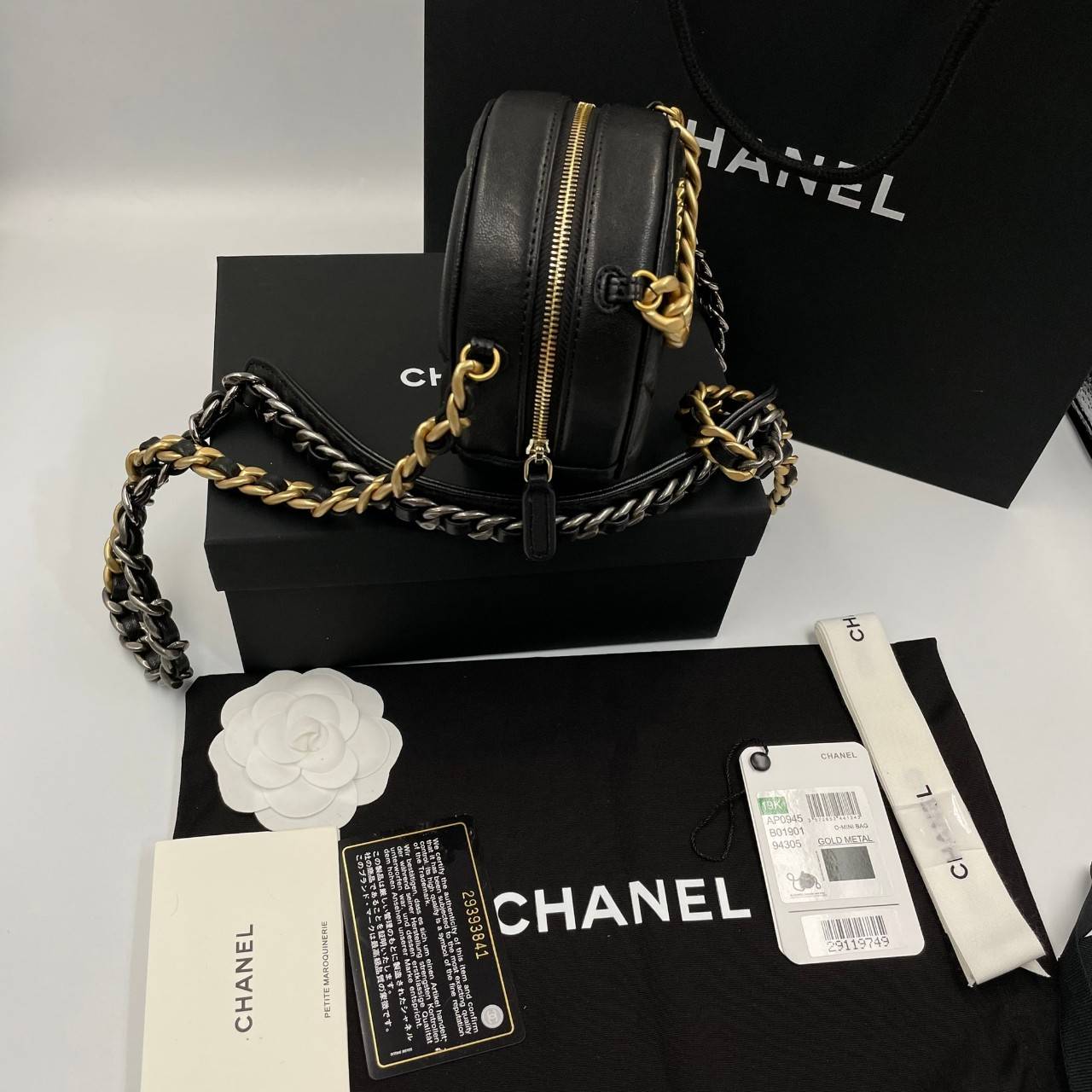 พรีเมี่ยมกิ๊ฟแท้ 100% 】CHANEL CLASSIC CLUTCH CHAIN BAG (GWP) รุ่นนี้มีความพิเศษไฮคลาสมากๆ หนังแท้ สายโซ่เงินทองสลับสี งานสวยเนี๊ยบมากๆ หนังมีความวาวเมทัลลิกทุกสี ให้สัมผัสดีน่ามอง หรูหราระดับเวิลคลาสมากค่ะ เป็นรุ่น World Class for Member Gift คุณภาพเกินรา