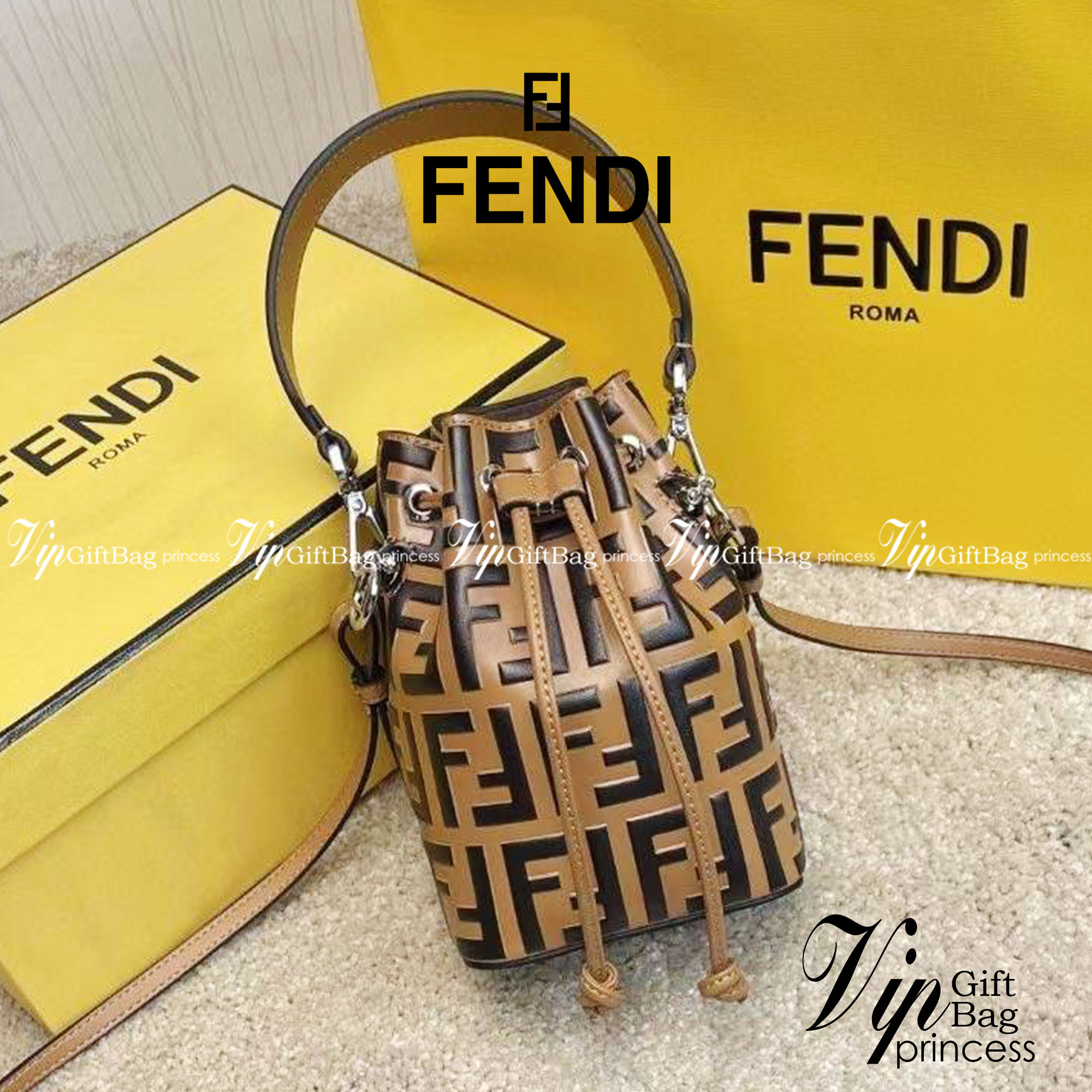 หนังแท้ 】Ori Fendi MonTresor mini Bucket Bag กระเป๋าถือหรือสะพายข้าง วัสดุหนังแท้ทรงขนมจีบ ลายแบรนด์ อะไหล่ทองหรูหรา จุของได้เยอะ น้ำหนักเบา ตั้งอยู่ทรง ด้านในโล่ง มี2สาย สายสั้น+ยาว ถอดสายได้ Crossbody ได้ สายยาวปรับระดับได้ คุ้มสุดๆ ใบนี้ไม่ควรพลาดค่ะ ด