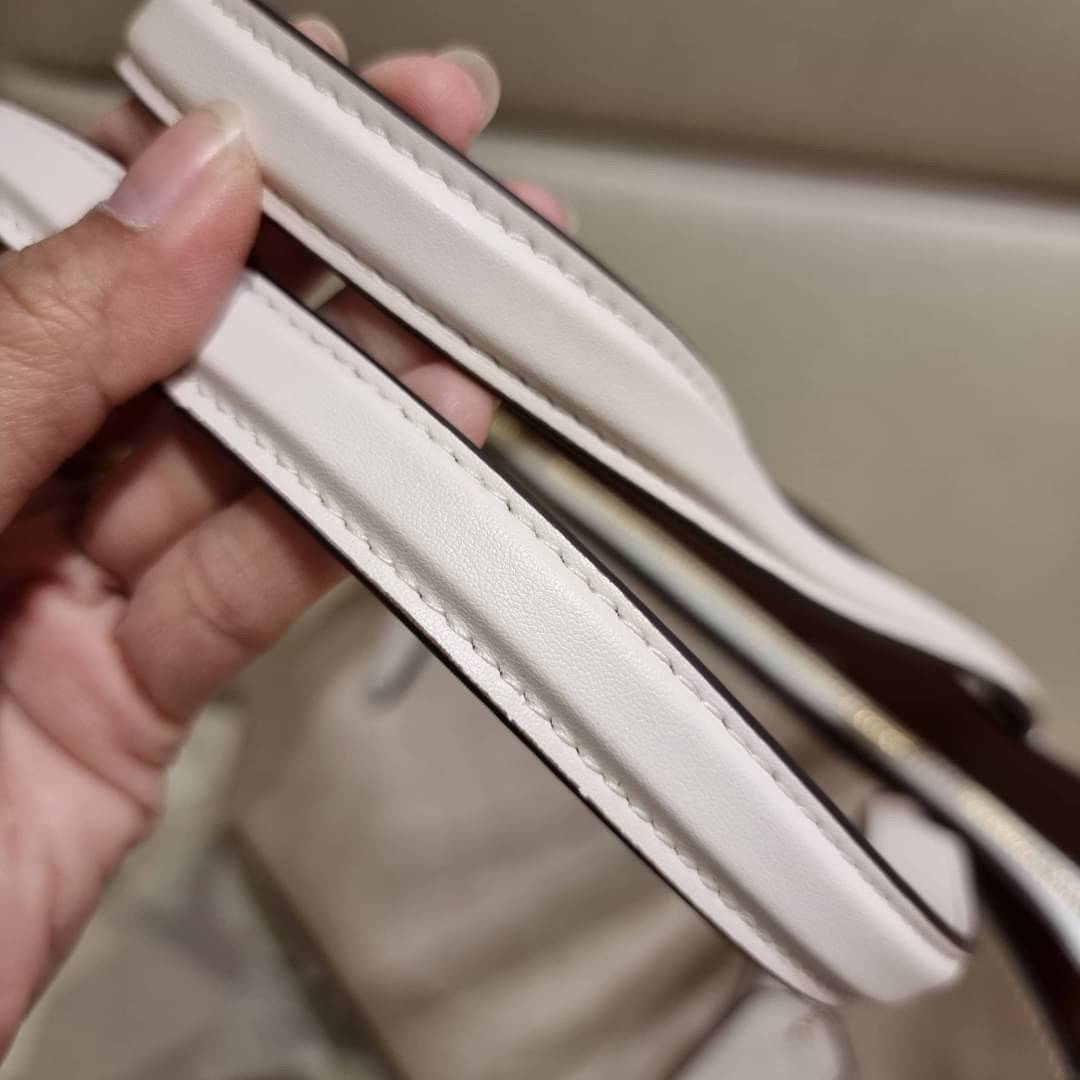 COACH C4075 TATUM CARRYALL IN SIGNATURE CANVAS คอลเลคชั่นใหม่ล่าสุด จัดมาให้ได้สวยก่อนใคร สวยหรูทุกสี!! ลุคผู้ดีต้องมาอีกหนึ่ง กระเป๋าสะพายทรงสวย ที่มาพร้อมสายสะพายไหล่ในตัว และสายครอสบอดี้สำหรับสะพายข้าง วัสดุหนัง crossgrain สวยคมมากๆ ตัวกระเป๋าถูกแบ่งเป