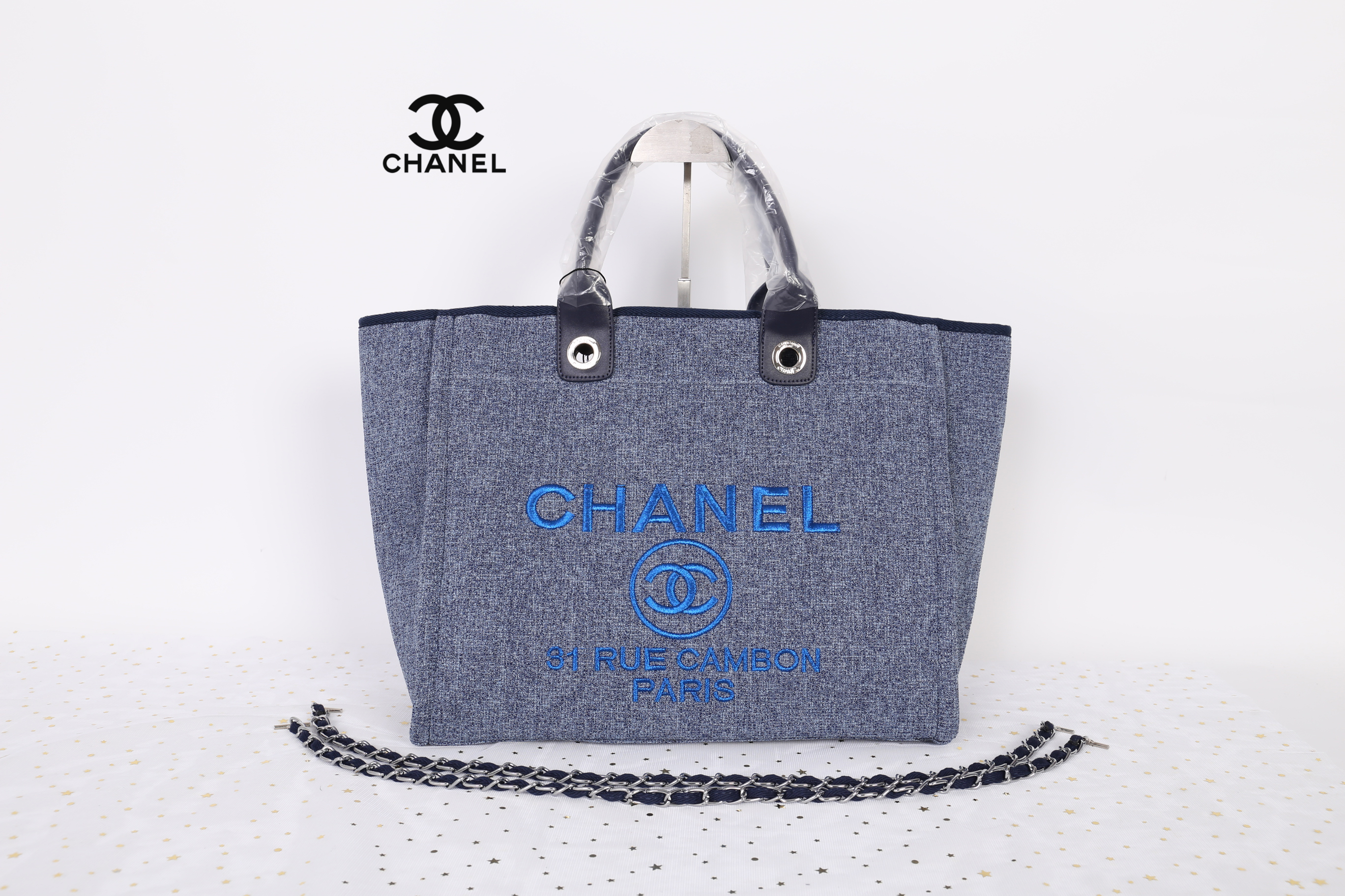 Chanel Tote canvas premium gift จากแบรนด์ Chanel กระเป๋าสะพาย Chanel Tote canvas โลโก้ปัก กระเป๋า ทรง Tote ผ้า canvas เนื้อหนาอย่างดี มีซับใน ด้านหน้าปักโลโก้แบรนด์หรู **จุดเด่นที่ หูจับมี 2 แบบคือ แบบสายหนัง และ โซ่ สามารถ สะพายไหล่ได้คะ ใบใหญุจุของคุ้ม 