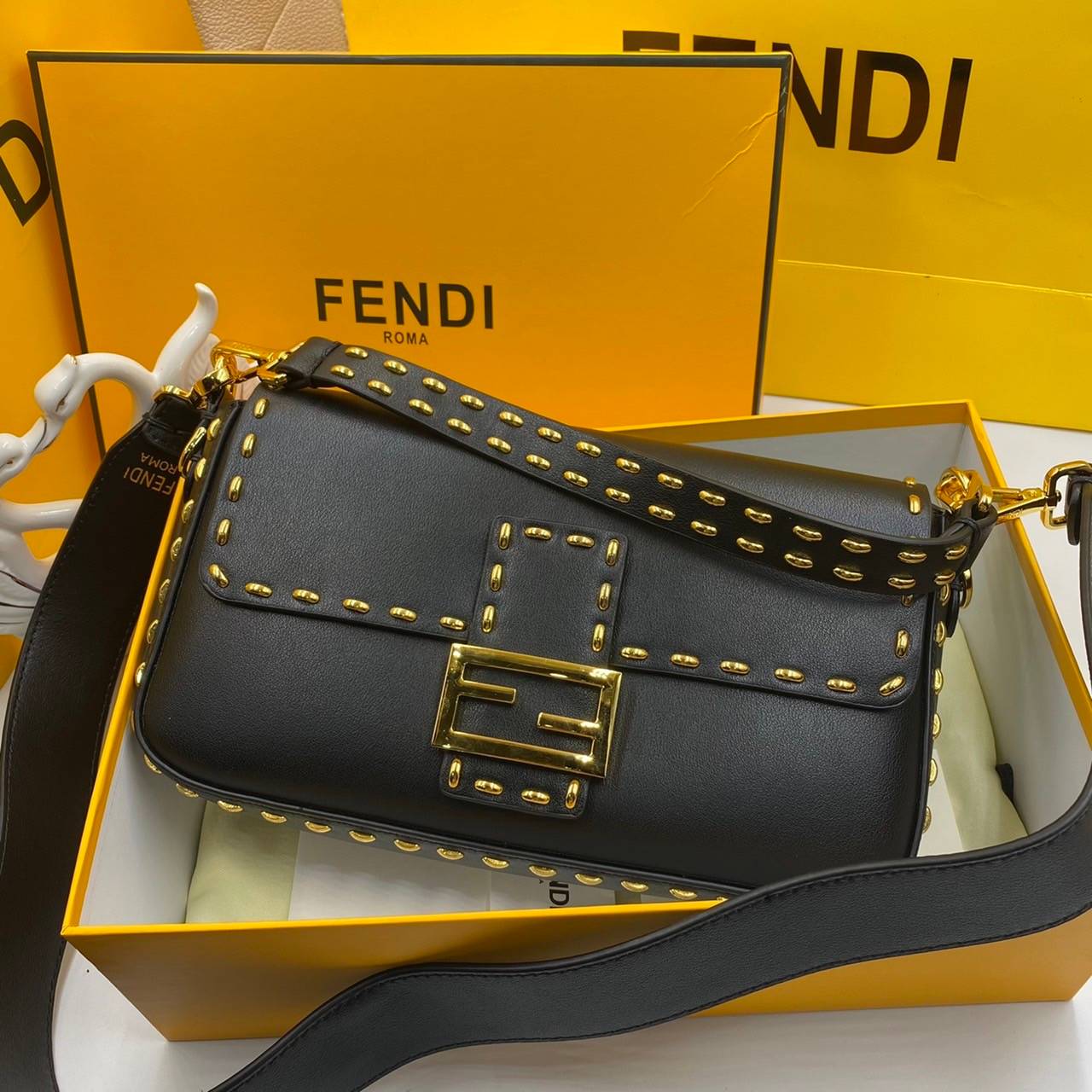 หนังแท้ Fendi Baguette full grain leather bag