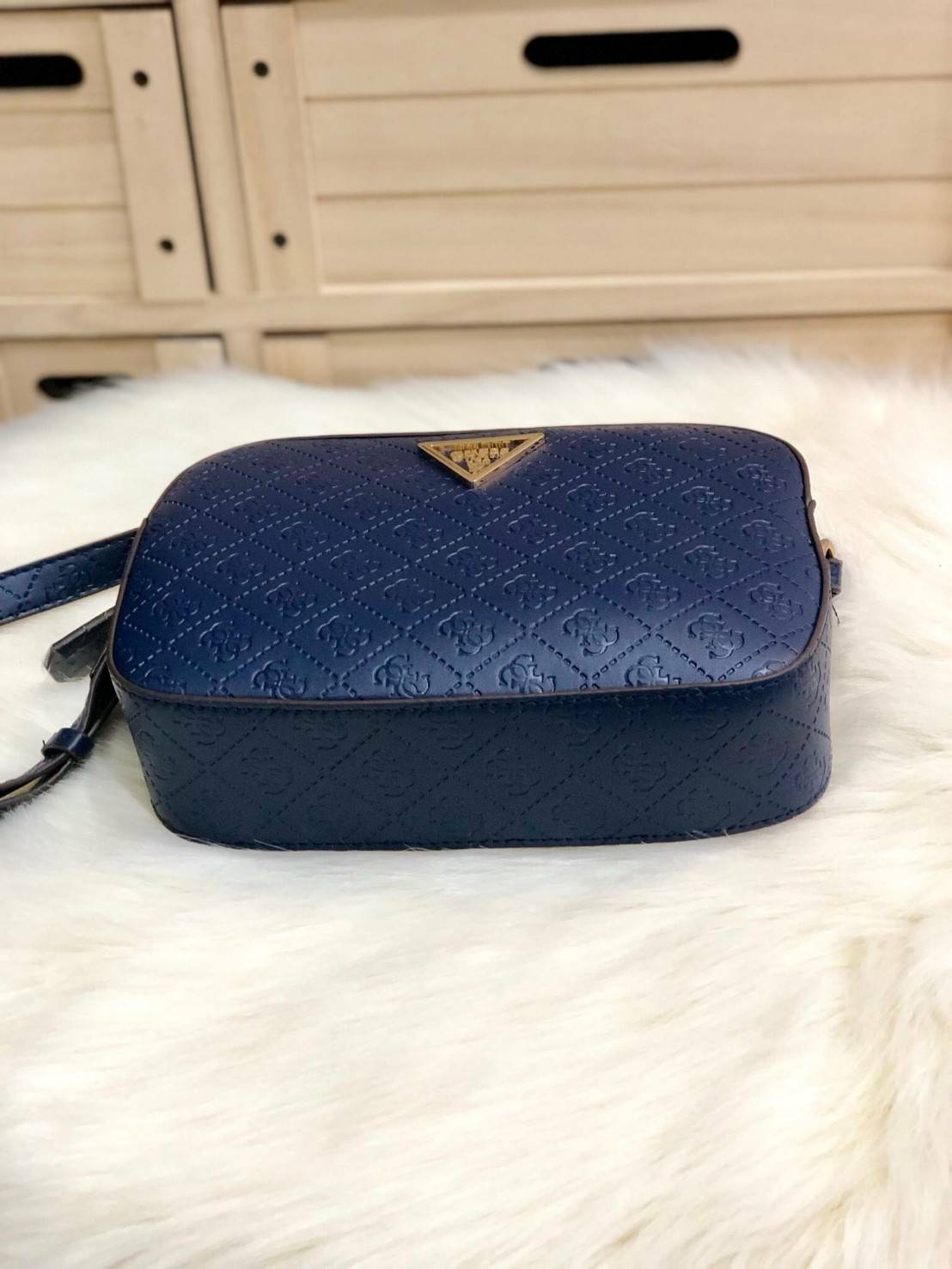 GUESS KAMRYN TOP ZIP CROSSBODY BAG กระเป๋าสะพายทรงน่ารัก จาก GUESS วัสดุหนัง pu ปั้มลายสวยอยู่ทรงขนาดกำลังดี น้ำหนักเบา ด้านหน้ามีโลโก้แบรนด์อะไหล่ทอง เปิดปิดด้วยซิปสะดวกใช้ ภายในมีโลโก้ และช่องเล็กใส่ของเป็นสัดส่วน สามารถใส่ไอแพดและกระเป๋าสตางค์ใบยาว และ