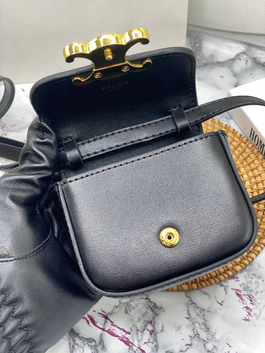 หนังแท้ CELINE MINI TRIOMPHE IN TRIOMPHE CANVAS AND CALFSKIN ใบเล็กน่ารัก งานหนังแท้ทั้งใบ กระเป๋ามินิทรงชิค ดีไซน์รูปกล่องสุดแสนมินิมอล สามารถสะพายแบบ Crossbody และยังเป็น Belt Bagได้อีกด้วย แบบไม่มีตกยุค ด้านหน้าโดดเด่นด้วยโลโก้สีทอง เป็นอีกหนึ่งตัวเลือ