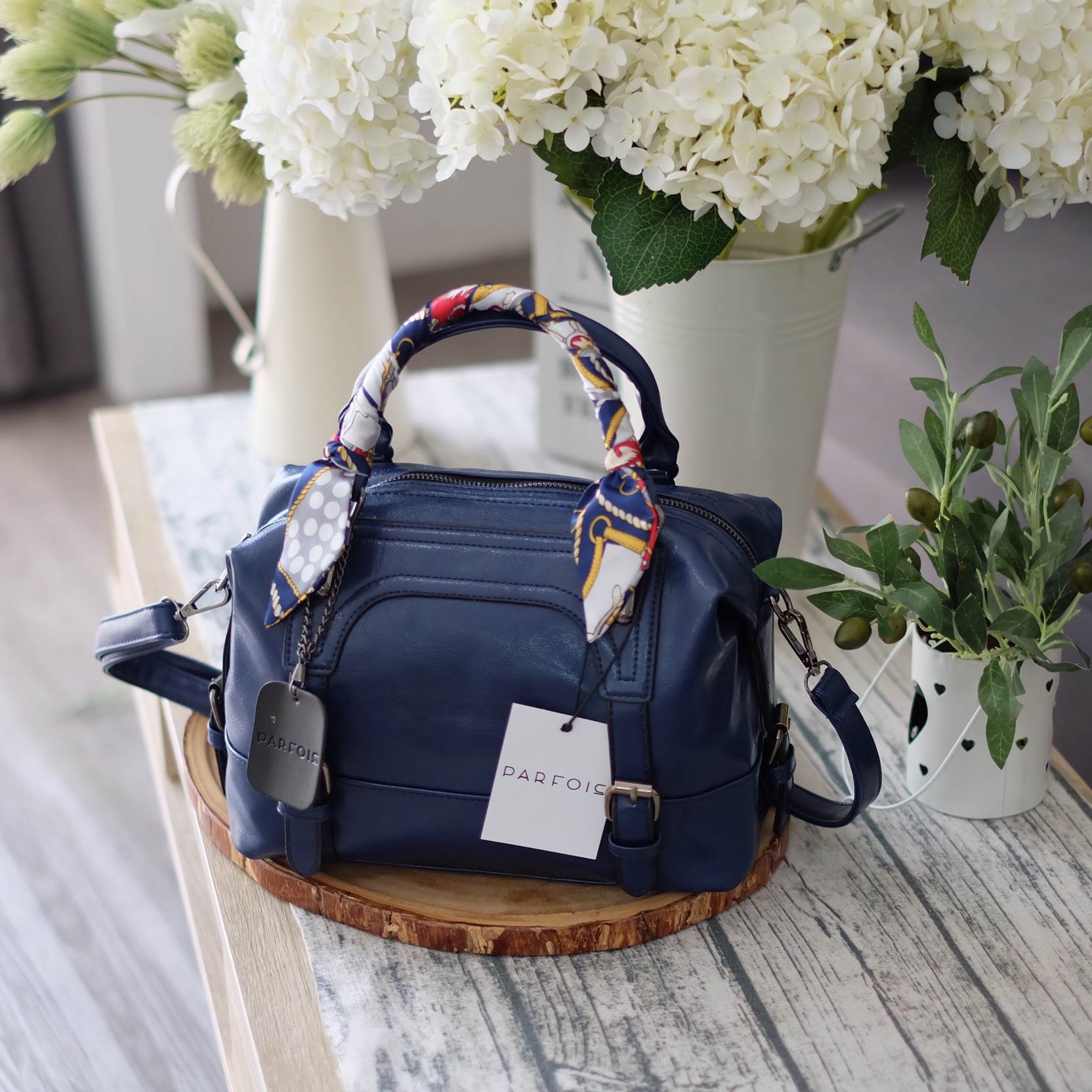 ทรงสวยมาก ห้ามพลาดเลยค๊า รุ่นใหม่จาก แบรนด์ PARFOIS หนังสวย ขนาดกะลังดี ด้านข้างเก็บทรงทำให้กระเป๋าดีไซด์ ไม่ซ้ำใคร แถมภายในมีช่องเก็บของหลายช่องแยกเก็บได้หลายช่อง แนะนำเลยคะใบนี้ ดีงามแน่นอน ขนาด 21x 22x 12 cm. สายยาว 60 ปรับได้ free size คะ