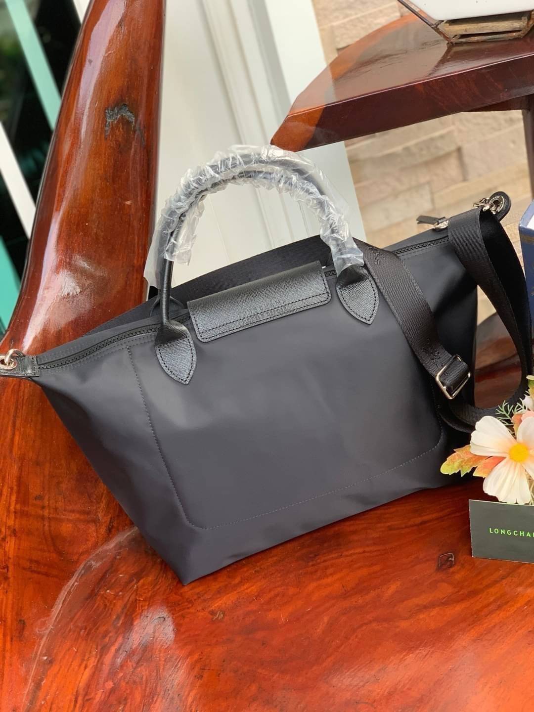 8สี พร้อมส่ง Longchamp LE PLIAGE NÉO TOP HANDLE BAG (medium size) อีกหนึ่งรุ่นยอดนิยม ที่สาวๆ ต้องมีไว้เก็บไว้สักใบ กระเป๋าโท้ทใบนี้ มาพร้อมกับสีที่มีสไตล์เรียบง่าย มีสายสะพายยาวปรับสั้นยาวได้ช่วยให้คุณสามารถสะพายไหล่ได้อย่างสบาย ในตัวสายปักโลโก้อันเป็นสั