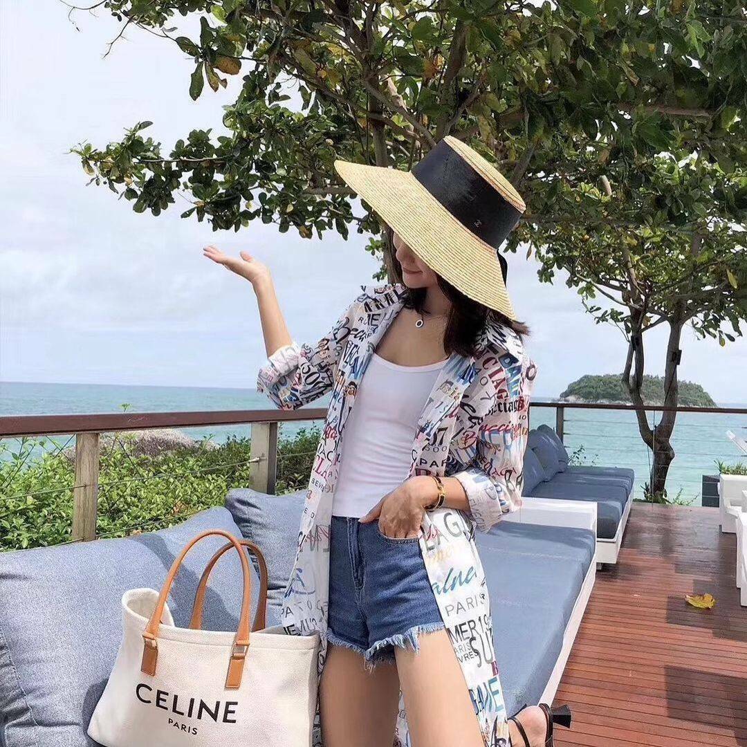 CELINE PHANTOM TOTE BAG VIP GIFT WITH PURCHASE (GWP) พรีเมี่ยมกิ๊ฟ Limited Edition จาก CELINE PERFUME DUTYFREE COUNTER วัสดุ Canvas & Grained cowhide ดีไซน์ทรง Shopping ขนาดใหญ่กำลังดี เนื้อหนาแข็งแรง น้ำหนักเบา โดดเด่นที่ห้อยTagแม่กุญแจอะไหล่ทองสามารถใช้