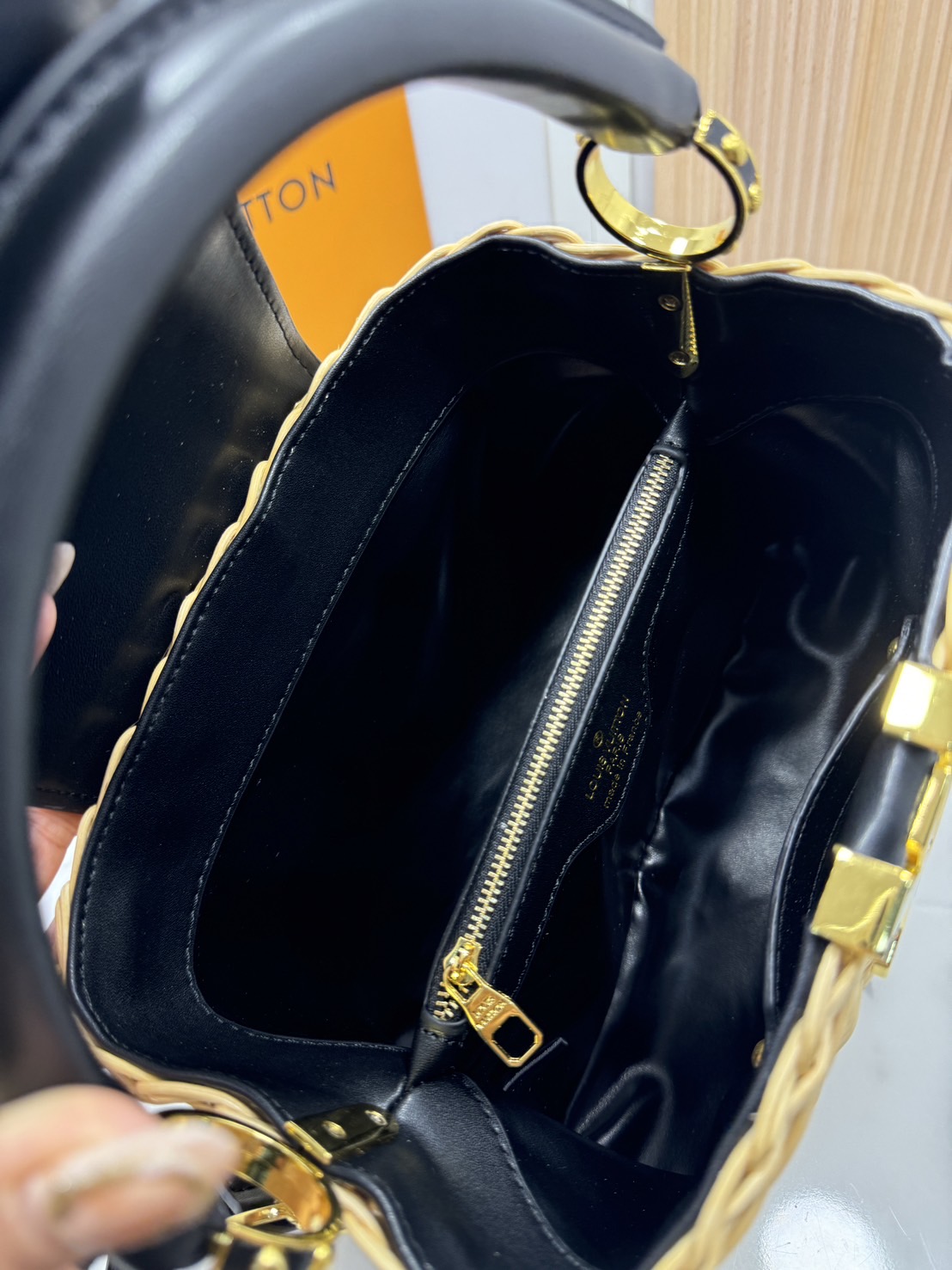 LV Wicker Capucines BB Bag / LV Capucines BB braided rattan Bag กระเป๋าถือพร้อมสายสะพายทรงบัคเก็ตสานขึ้นรูปสวยงามตามรูป เกรดออริ เทียบแท้ 1:1 ใช้งานต่างประเทศได้