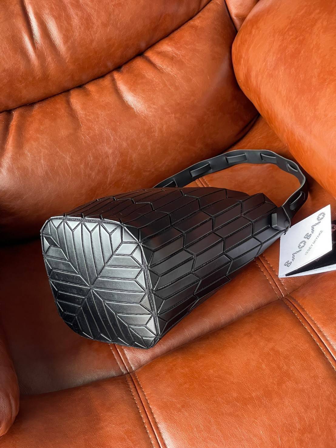 Large : Baobao Issey Miyake Large Bucket กระเป๋าบัคเก็ตขนาดใหญ่สามารถใช้ใส่ร่มพับได้หรือขวดน้ำขนาดเล็กได้ ซีรีย์ใหม่นี้มีจุดเด่นที่แผ่นรูปทรงสี่เหลี่ยมด้านขนานในแนวตั้ง เกิดเป็นรูปทรงสามมิติซึ่งแตกต่างไปจากรูปทรงที่เกิดขึ้นจากแผ่นสามเหลี่ยม หูหิ้วสามารถขย