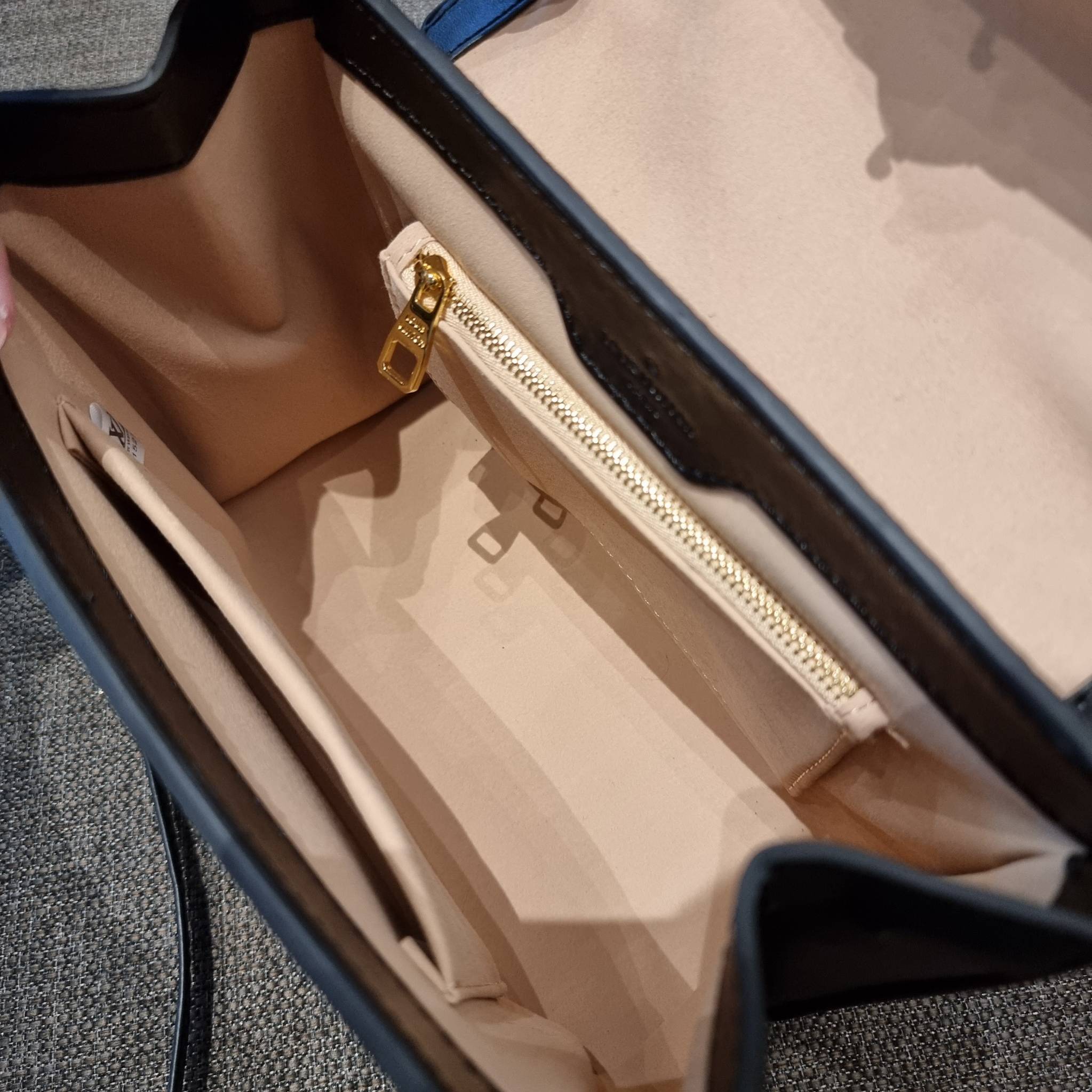 ใหม่ล่าสุดจาก LV monogram vintage box bag มาพร้อม box set สุดหรูรุ่นนี้ดีเทลยอดเยี่ยม เก็บรายละเอียดได้ดีและโดดเด่น ถือแล้วผู้ดีมาก!! วัสดุหนังแคนวาสสลับหนังแท้ เปิด-ปิดด้วยตัวบีบล็อค แน่นหนา ภายในโล่งกว้าง เลิศตรงที่เก็บทรง ขยายทรงด้านข้างได้ คอนโทรลด้วย