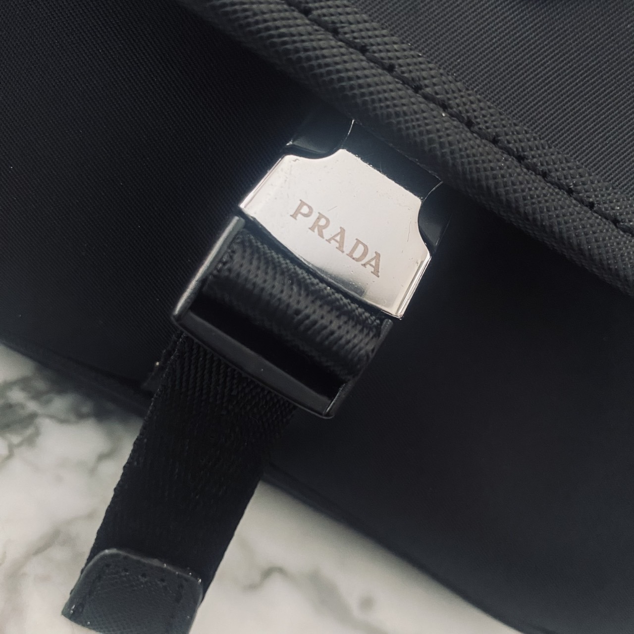 Prada Re-Nylon Messenger Crossbody Bag กระเป๋าสะพายทรงแมสเซ็นเจอร์ รุ่น Unisex ใช้ได้ทั้งชายหญิง รุ่นยอดนิยมดีไซส์เรียบง่าย โทนสีดำคลาสสิกเข้าได้กับทุกลุค